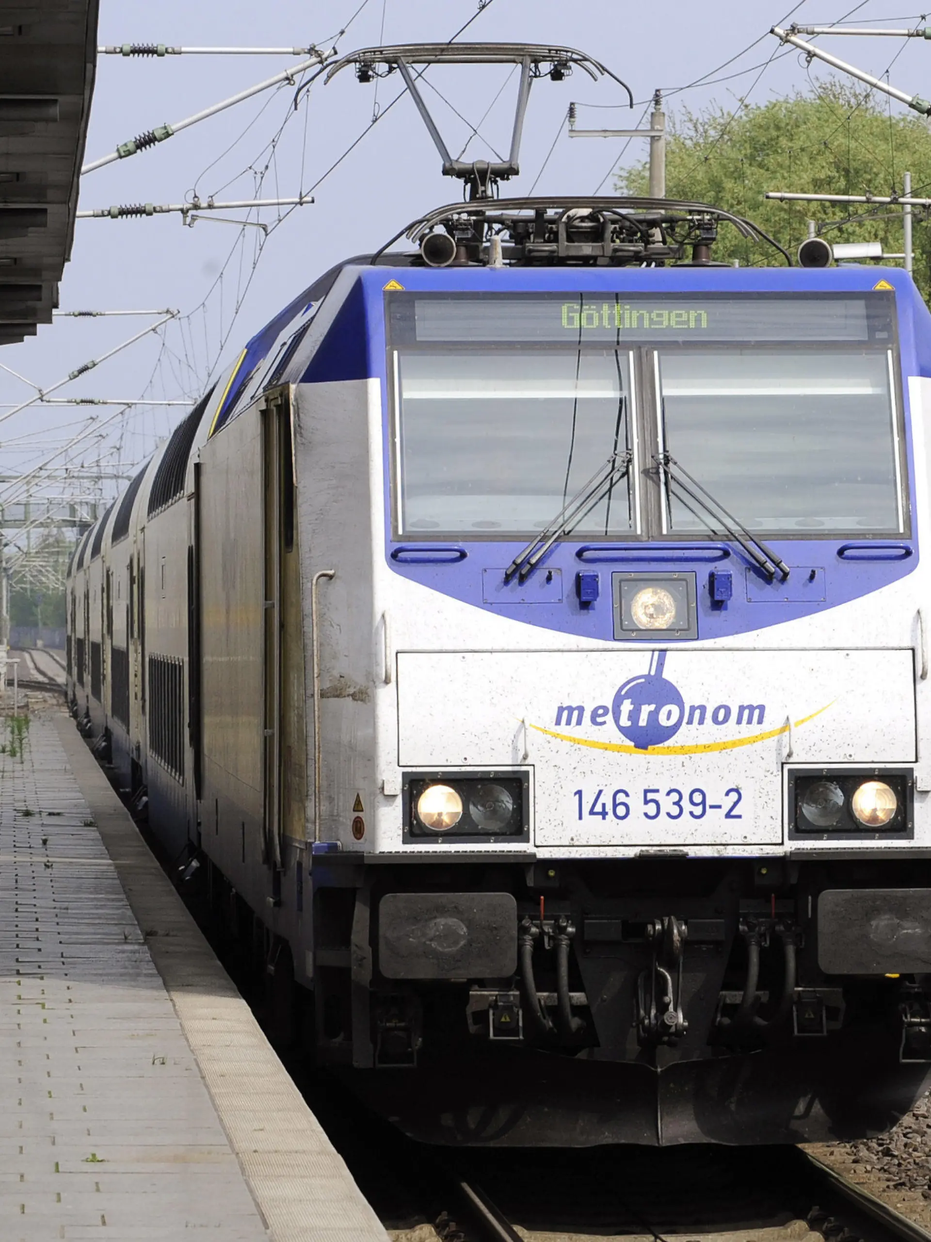 ARCHIV - Ein Metronom-Zug fährt in den Bahnhof Langenhagen-Mitte (Region Hannover) ein (Archivfoto vom 17.04.2009). Wirbel um die Eisenbahngesellschaft Metronom in Uelzen: Der Mehrheitseigner der niedersächsischen Privatbahn wird aller Voraussicht nach von der Deutschen Bahn übernommen. Zeitgleich teilte Metronom am Donnerstag (22.04.2010) die Entlassung seiner beiden Geschäftsführer mit. Foto: Holger Hollemann dpa/lni (zu dpa/lni 0465)  +++(c) dpa - Bildfunk+++