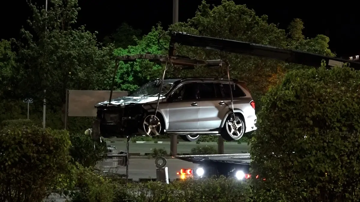 Ein Mercedes-SUV ist am Donnerstagabend (26.08.2022) von Augsburg in Richtung Gersthofen unterwegs. Auf Höhe eines dortigen Möbelhauses kommt er plötzlich von der Fahrbahn ab, durchbricht einen massiven Holzzaun, schanzt über die Grünanlage und fliegt in einen Einkaufswagenständer. Die 21-jährige Beifahrerin verstirbt an der Unfallstelle, die drei weiteren Insassen sind zwar verletzt, augenscheinlich jedoch nicht schwer. Bislang ist unklar, wie es zu dem tragischen Unfall kommen konnte. Redaktioneller Hinweis: Privatpersonen bitte pixeln!