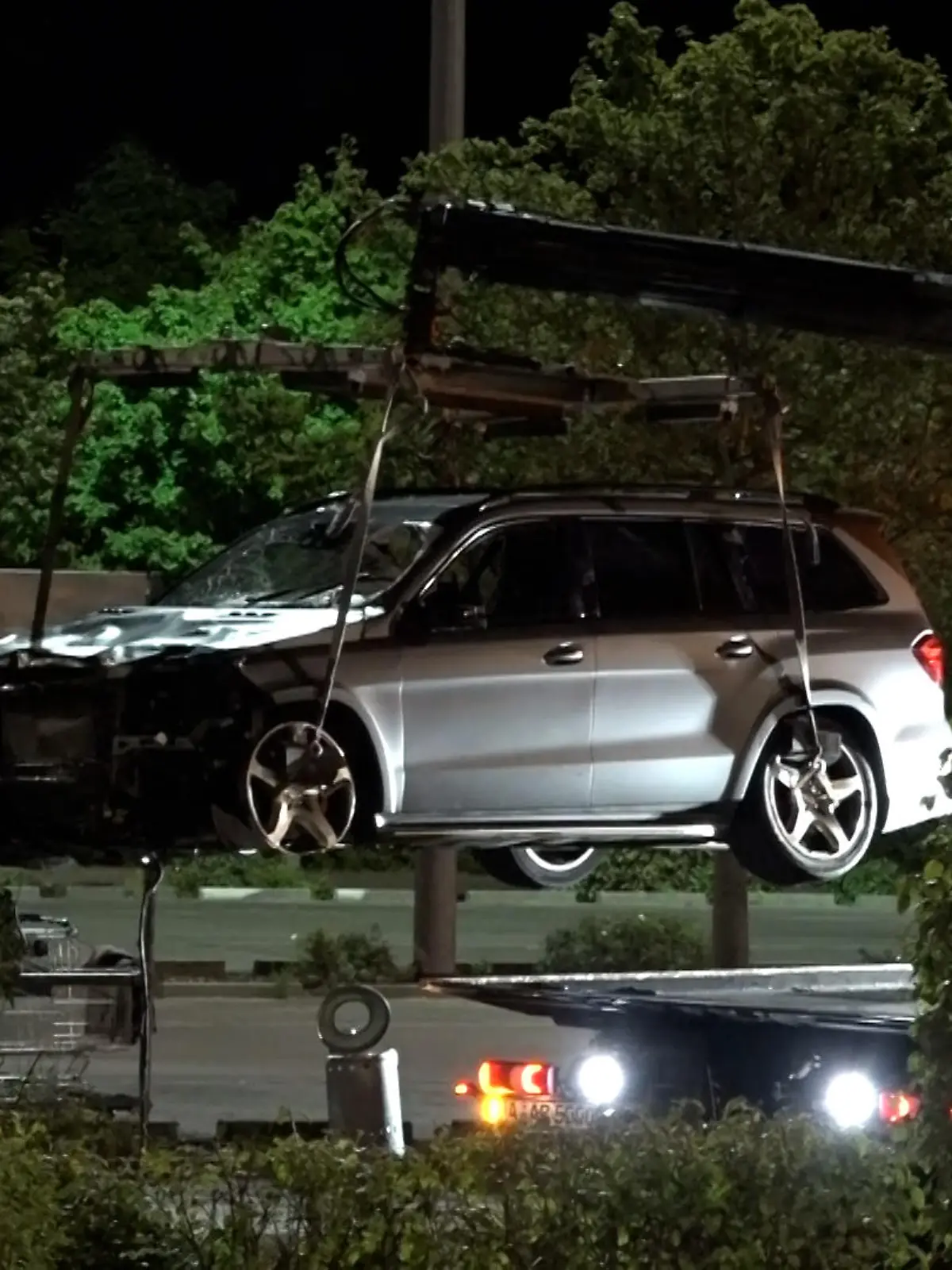 Ein Mercedes-SUV ist am Donnerstagabend (26.08.2022) von Augsburg in Richtung Gersthofen unterwegs. Auf Höhe eines dortigen Möbelhauses kommt er plötzlich von der Fahrbahn ab, durchbricht einen massiven Holzzaun, schanzt über die Grünanlage und fliegt in einen Einkaufswagenständer. Die 21-jährige Beifahrerin verstirbt an der Unfallstelle, die drei weiteren Insassen sind zwar verletzt, augenscheinlich jedoch nicht schwer. Bislang ist unklar, wie es zu dem tragischen Unfall kommen konnte. Redaktioneller Hinweis: Privatpersonen bitte pixeln!