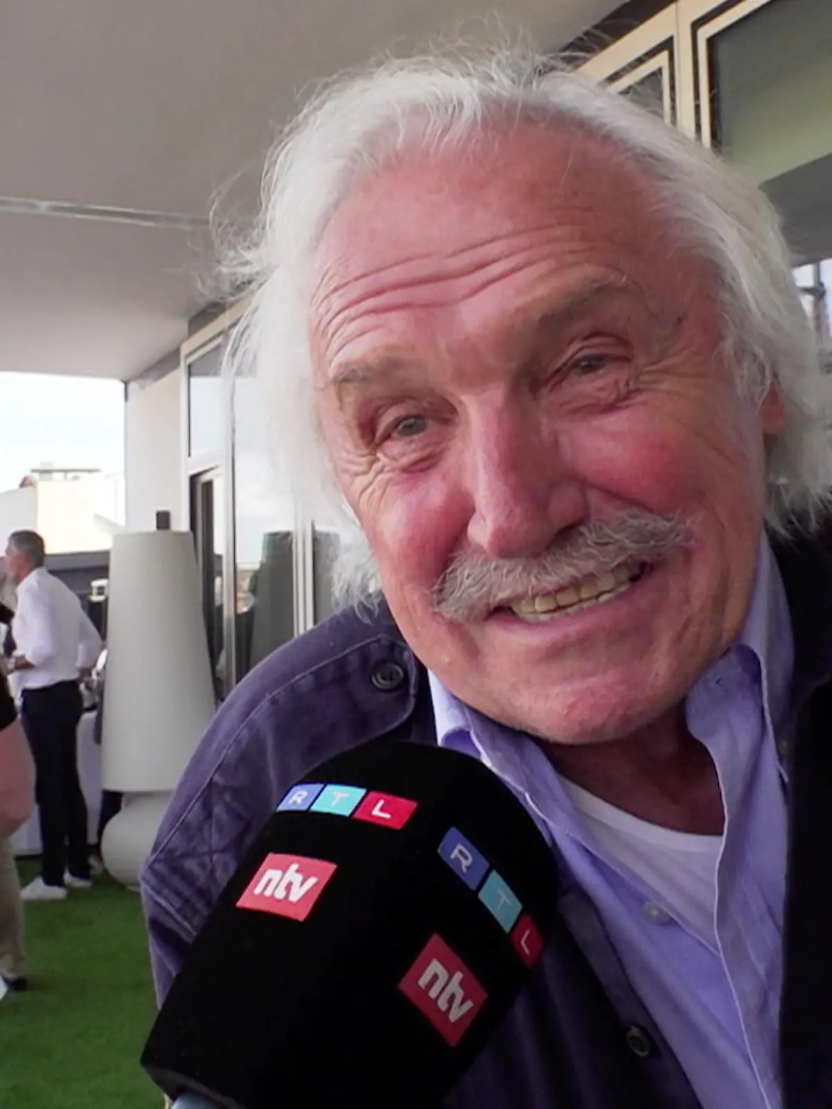 Stepi ist immer noch unvergleichlich. Der frühere Trainer von Eintracht Frankfurt spricht immer Klartext – auch jetzt, wenn es um die neue Saison geht. Und plötzlich zitiert Stepi beim Sommerfest von Robomarkets einen anderen Kult-Trainer. Wen? – Im Video!