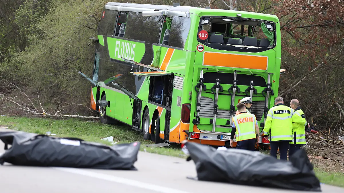 News Bilder des Tages Leipzig, Sachsen, Deutschland, 27.03.2024: A 9 zwischen Wiedemar und Schkeuditzer Kreuz: Schwerer Unfall auf der Autobahn: Ein Reisebus ist umgekippt, es mindestens 5 Tote *** Leipzig, Saxony, Germany, 27 03 2024 A 9 between Wiedemar and Schkeuditzer Kreuz Serious accident on the highway A coach overturned, at least 5 people killed Copyright: xdtsxNachrichtenagenturx dts_33652