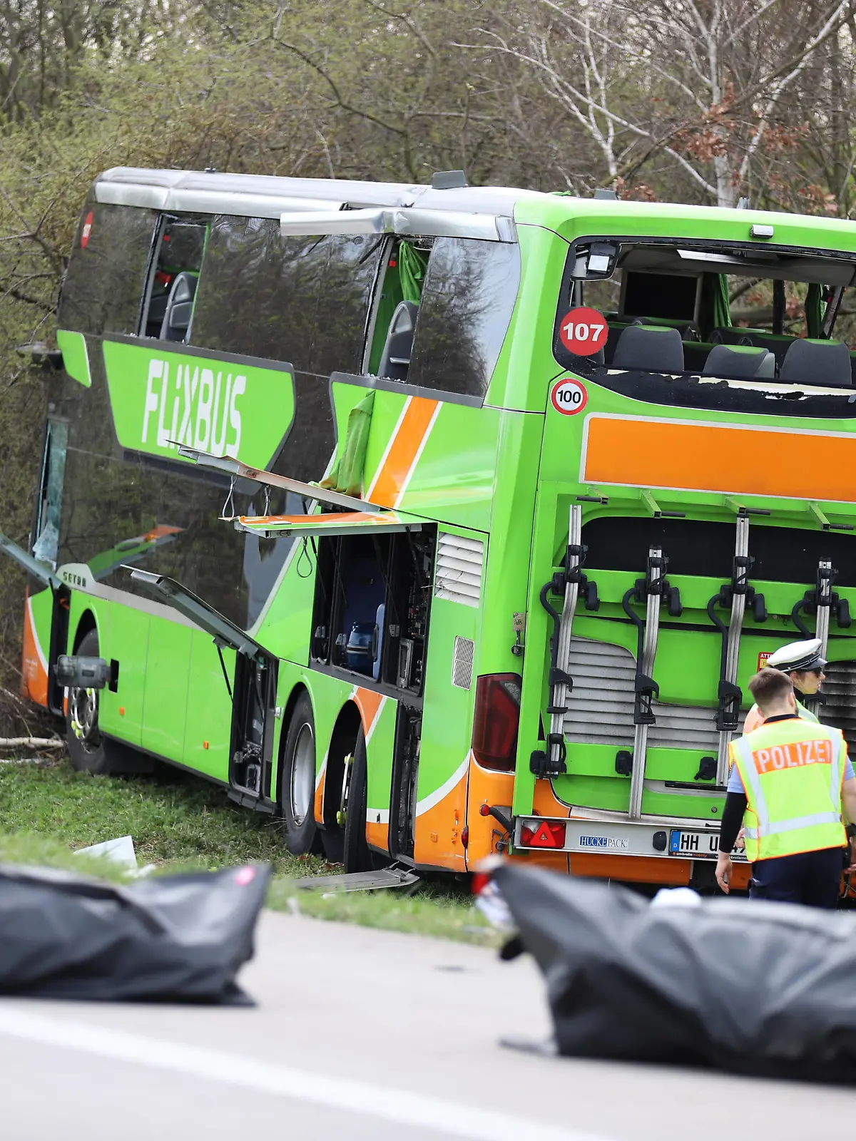 News Bilder des Tages Leipzig, Sachsen, Deutschland, 27.03.2024: A 9 zwischen Wiedemar und Schkeuditzer Kreuz: Schwerer Unfall auf der Autobahn: Ein Reisebus ist umgekippt, es mindestens 5 Tote *** Leipzig, Saxony, Germany, 27 03 2024 A 9 between Wiedemar and Schkeuditzer Kreuz Serious accident on the highway A coach overturned, at least 5 people killed Copyright: xdtsxNachrichtenagenturx dts_33652