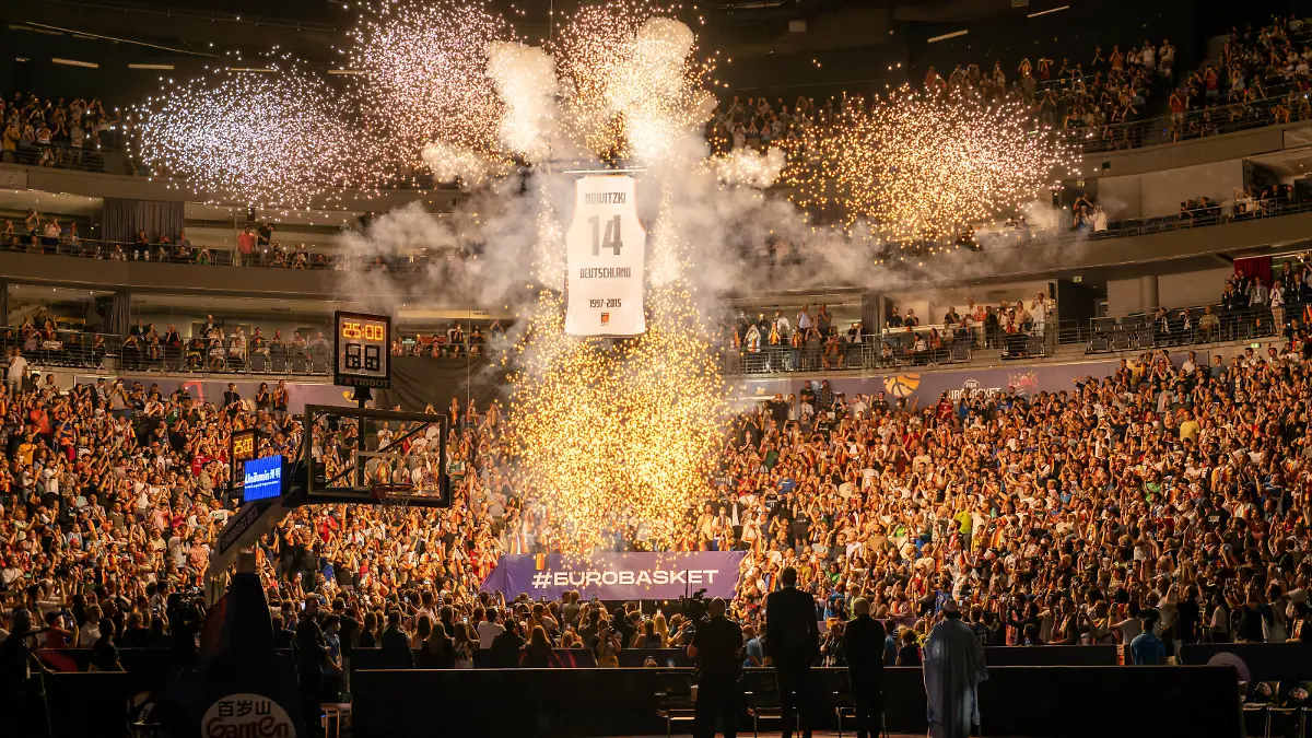 Basketball Köln 01.09.2022 Eurobasket 2022 Offizielles Trikot Retirement für Dirk Nowitzki Trikot wird an die Decke gezogen *** Basketball Cologne 01 09 2022 Eurobasket 2022 Official Jersey Retirement for Dirk Nowitzki Jersey is pulled to the ceiling