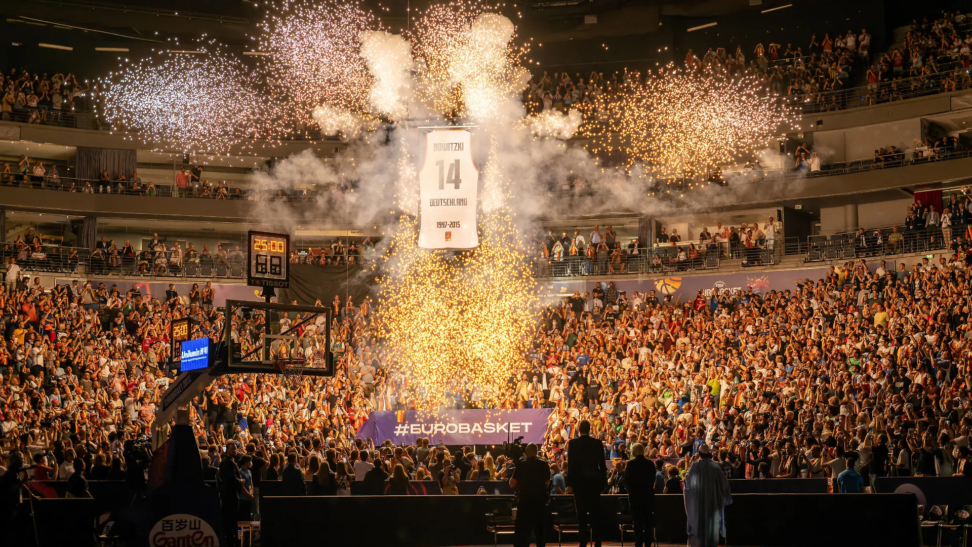 Basketball Köln 01.09.2022 Eurobasket 2022 Offizielles Trikot Retirement für Dirk Nowitzki Trikot wird an die Decke gezogen *** Basketball Cologne 01 09 2022 Eurobasket 2022 Official Jersey Retirement for Dirk Nowitzki Jersey is pulled to the ceiling