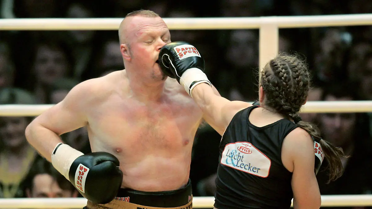 ARCHIV - 30.03.2007, Nordrhein-Westfalen, Köln: Die ehemalige Boxweltmeisterin Regina Halmich und Fernsehmoderator Stefan Raab boxen in der ausverkauften Kölnarena gegeneinander. (zu dpa: «Regina Halmich: Raab hat mich zum dritten Mal zum Kampf gefordert») Foto: Rolf Vennenbernd/dpa +++ dpa-Bildfunk +++