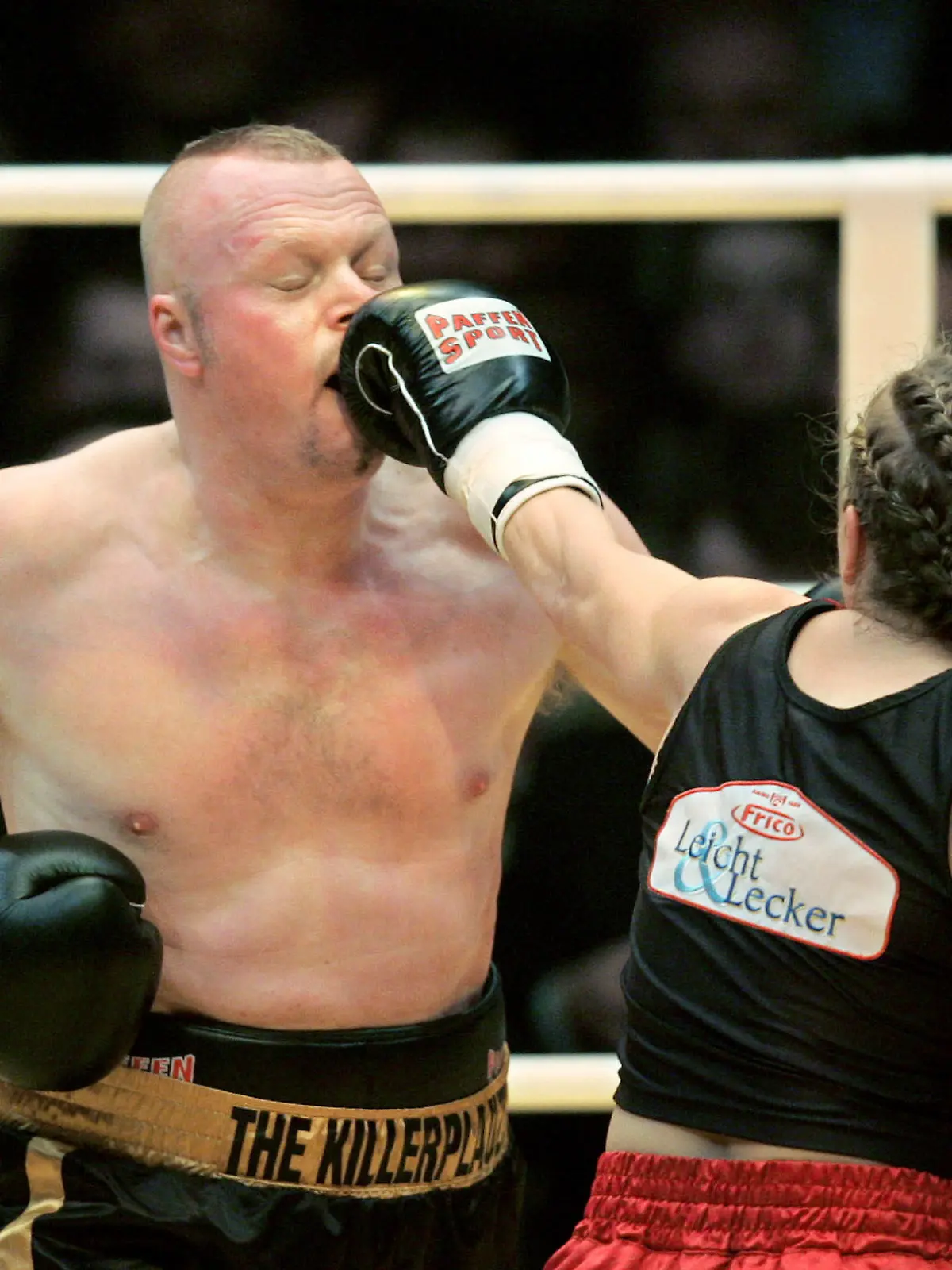ARCHIV - 30.03.2007, Nordrhein-Westfalen, Köln: Die ehemalige Boxweltmeisterin Regina Halmich und Fernsehmoderator Stefan Raab boxen in der ausverkauften Kölnarena gegeneinander. (zu dpa: «Regina Halmich: Raab hat mich zum dritten Mal zum Kampf gefordert») Foto: Rolf Vennenbernd/dpa +++ dpa-Bildfunk +++