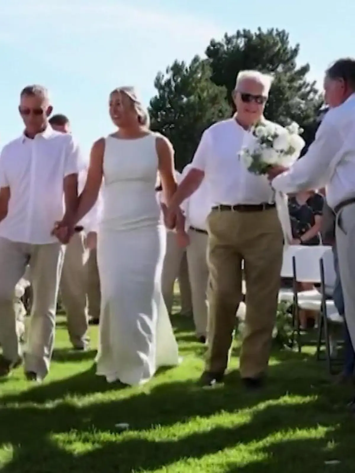 Ivy wurde bei ihrer Hochzeit von 15 Männern zum Altar geführt - darunter dem Mann, der ihren Vater ins Gefängnis brachte. Er hatte sie als Teenager sexuell missbraucht.