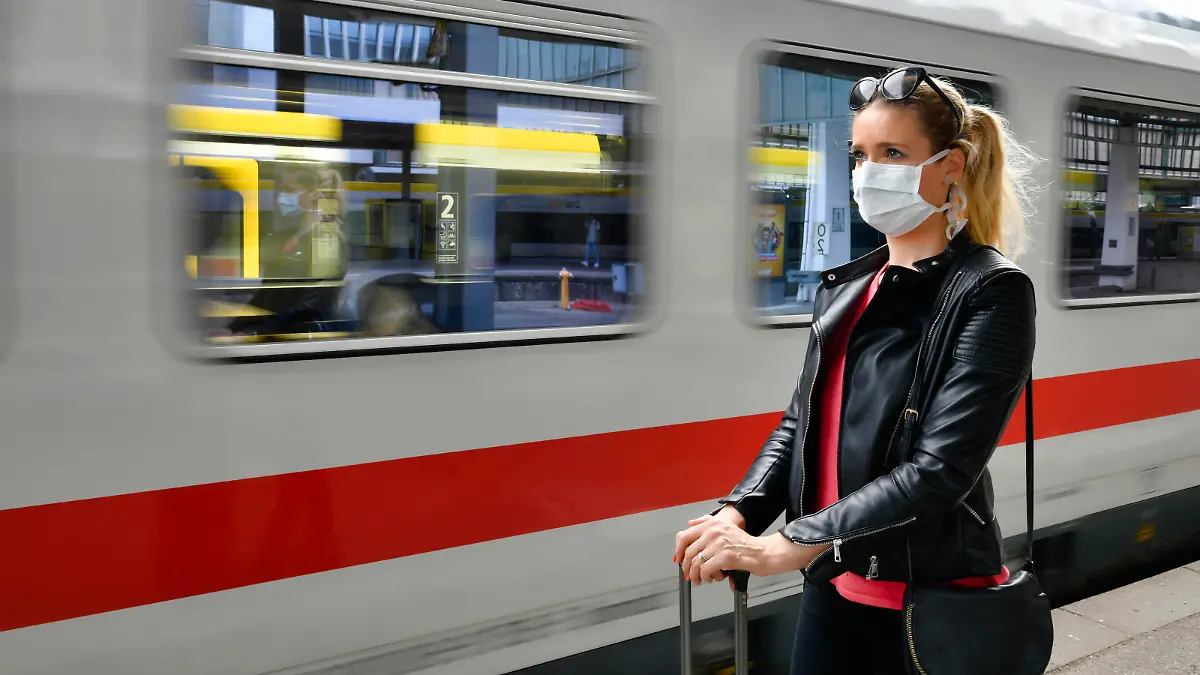Frau mit Mundschutzmaske, wartet auf Zug, Corona-Krise, Hauptbahnhof, Stuttgart, Baden-Württemberg, Deutschland Coronavirus *** Woman with face mask, waiting for train, corona crisis, main station, Stuttgart, Baden Württemberg, Germany Coronavirus