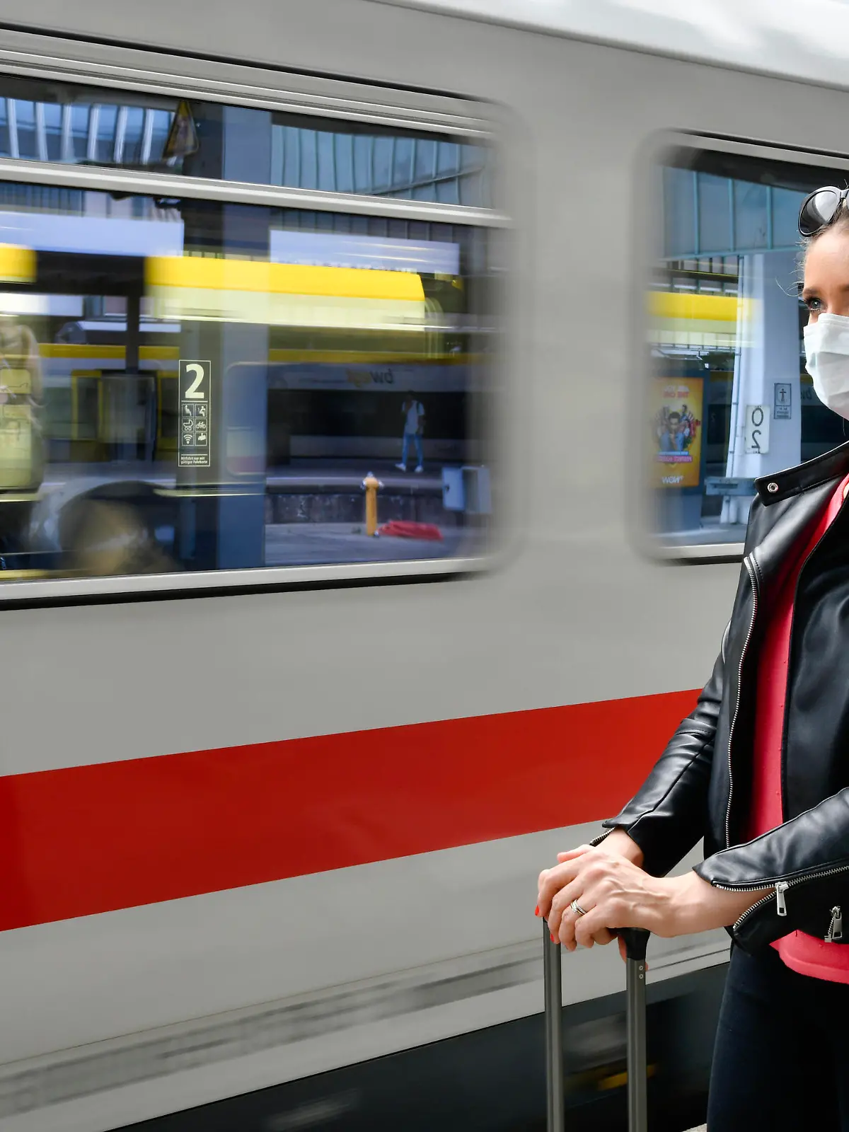 Frau mit Mundschutzmaske, wartet auf Zug, Corona-Krise, Hauptbahnhof, Stuttgart, Baden-Württemberg, Deutschland Coronavirus *** Woman with face mask, waiting for train, corona crisis, main station, Stuttgart, Baden Württemberg, Germany Coronavirus 