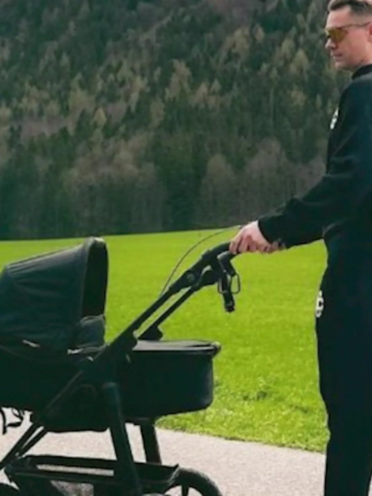 Bild zu: "Manuel Neuer zeigt sich erstmals als stolzer Papa"