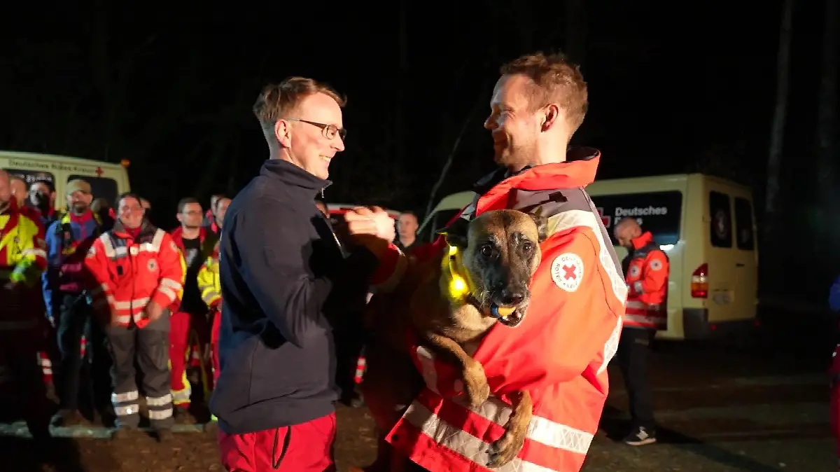 Pascal und seine Hündin Blair sind an diesem Abend die Helden. Die Einsatzkräfte bedanken sich bei dem Team.