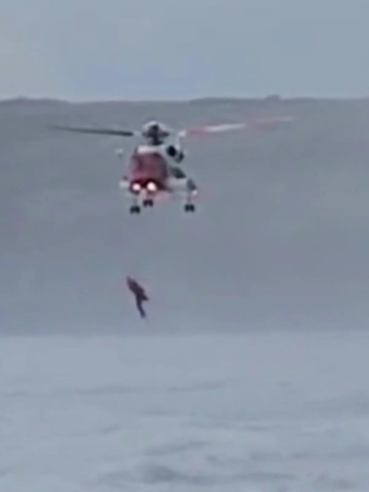 Dieser Spaziergang endete in einer Tragödie.
Eigentlich wollte der Mann nur mit seinem Hund an einem Strand in Cornwall spazieren gehen, doch dann werden beide von der Flut überrascht. Die Rettungskräfte rücken mit Boot und Hubschrauber an - doch sie können nur einen aus den Fluten bergen. Mehr im Video.