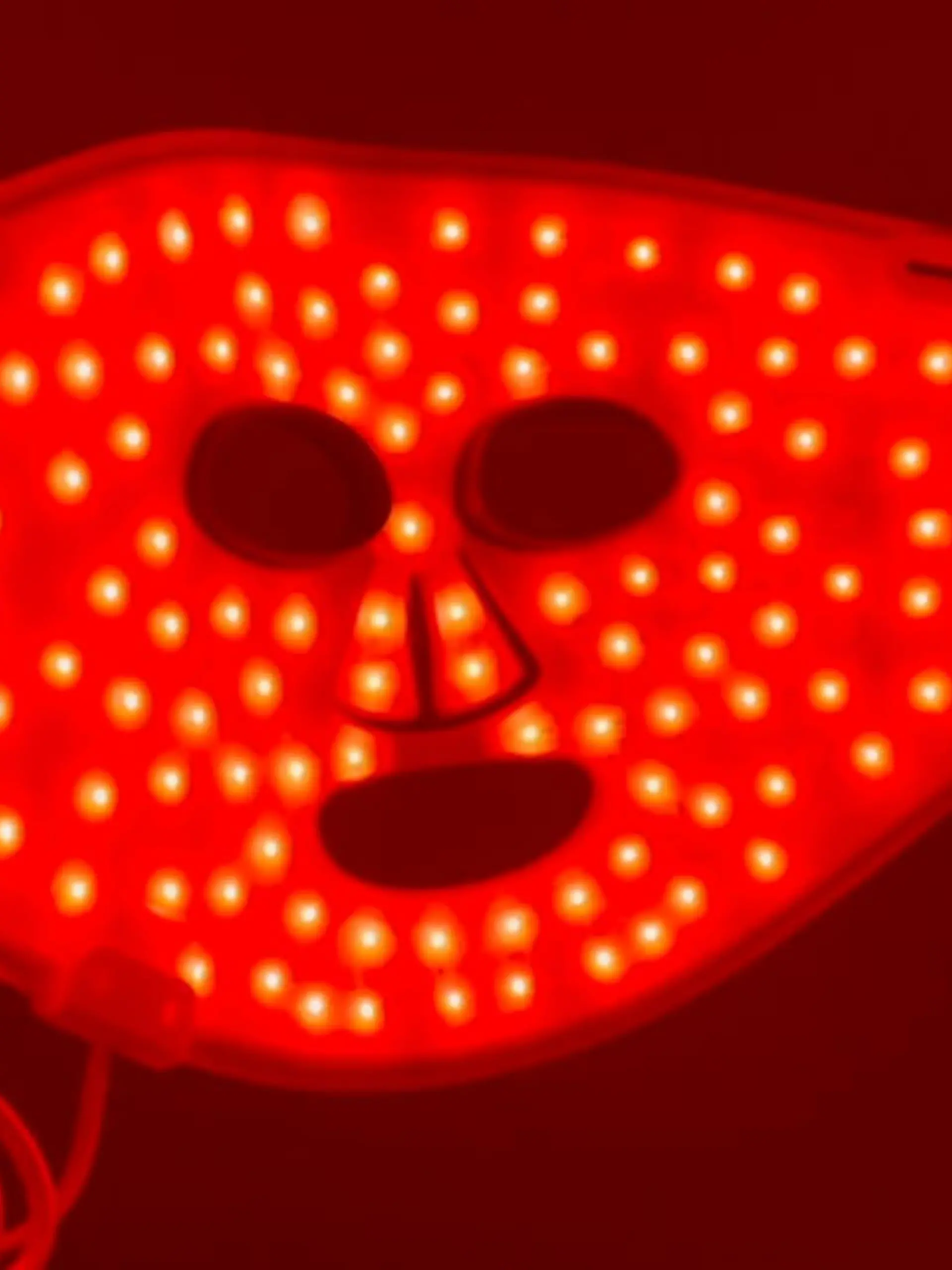 Faltenfreie, glatte und jugendliche Haut – wer wünscht sie sich nicht? Die neuen Rotlichttherapie-Produkte sollen helfen, das Hautbild zu verbessern und zu verjüngen. Ob die Produkte halten, was sie versprechen, haben drei Frauen für uns getestet.