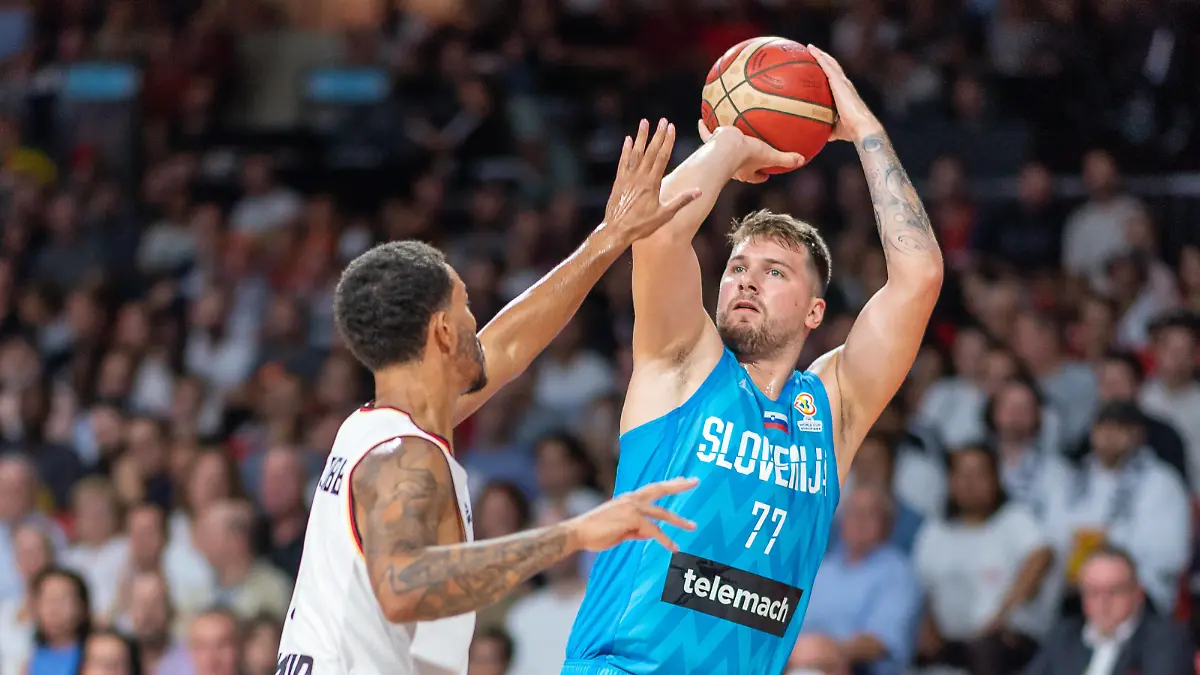 Luka Doncic Slowenien, 77, GER, Germany vs. Slovenia, Basketball, World Cup Qualifier, 2nd Round, Group J, 28.08.2022, GER, Germany vs. Slovenia, Basketball, World Cup Qualifier, 2nd Round, Group J, 28.08.2022 Munich *** Luka Doncic Slovenia, 77 , GER, Germany vs Slovenia, Basketball, World Cup Qualifier, 2nd Round, Group J, 28 08 2022, GER, Germany vs Slovenia, Basketball, World Cup Qualifier, 2nd Round, Group J, 28 08 2022 Munich Copyright: xSaschaxWaltherx EP_SWA