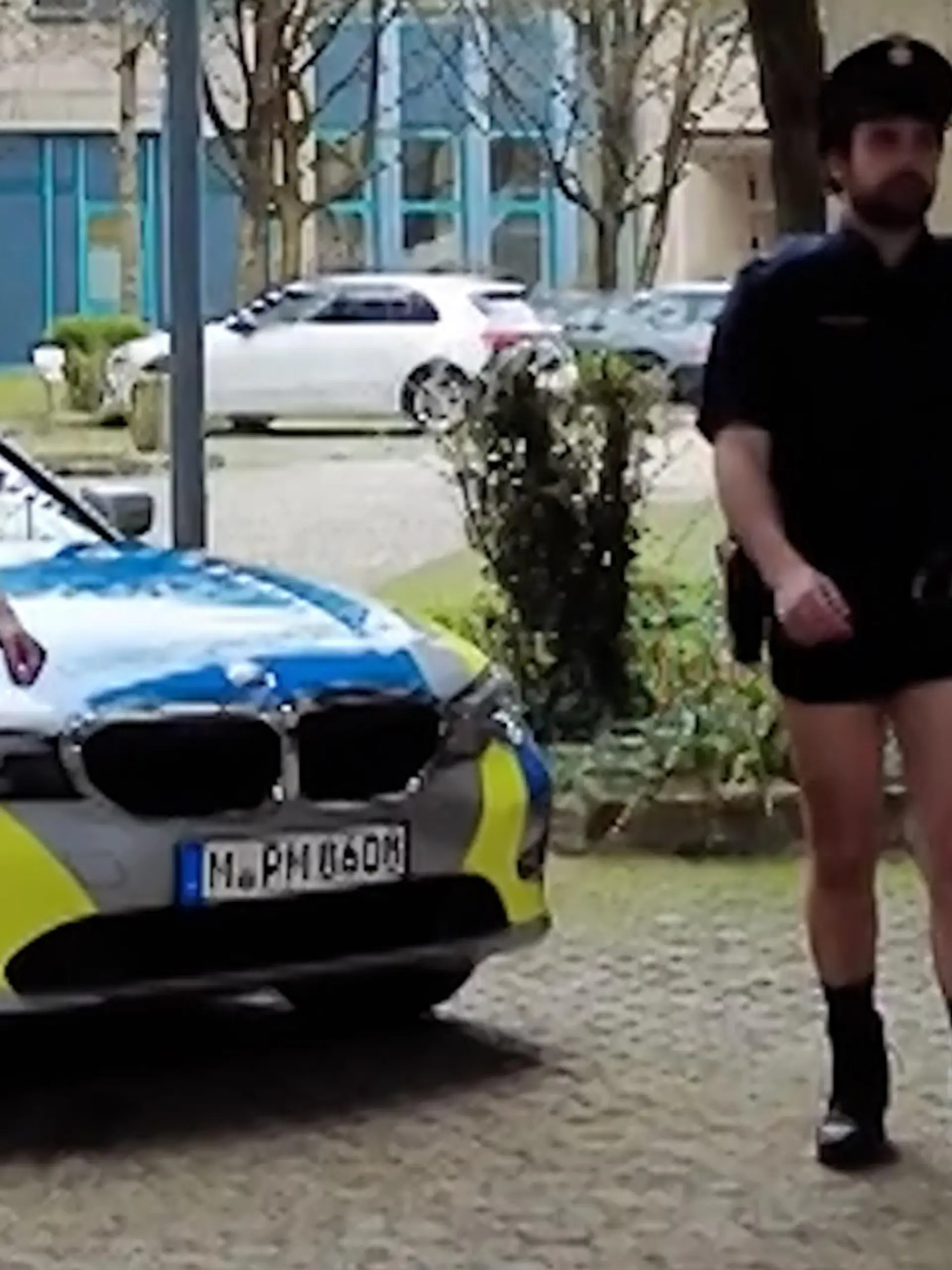 Bayerns Polizei zieht blank und das nicht gerade freiwillig. Seit Monaten gibt es nämlich keine neuen Uniformen mehr. Hosen, Jacken, Kappen – alles Mangelware. Die Deutsche Polizeigewerkschaft hat deshalb nun ein Protestvideo veröffentlicht, um auf den Klamotten-Notstand aufmerksam zu machen.