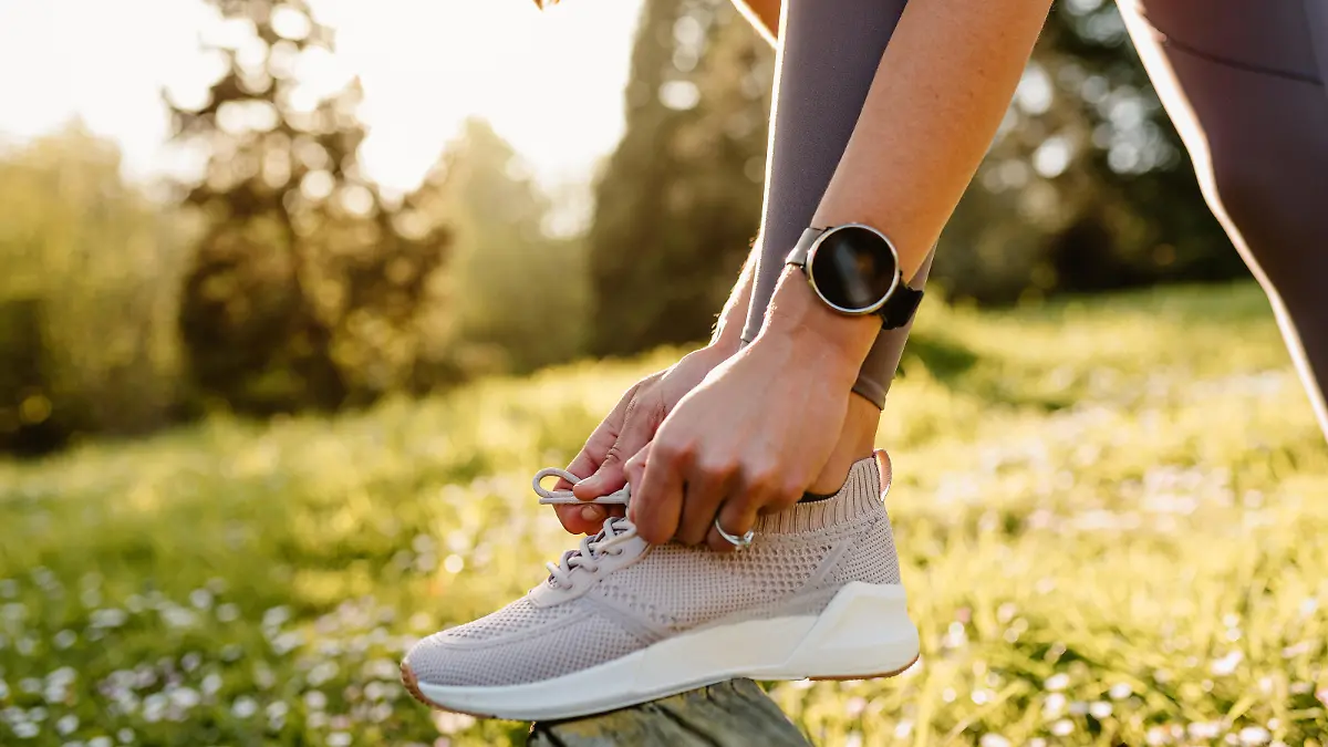 sportschuhe;schnürsenkel;binden;joggerin;Bildverwendung nur mit Urhebervermerk: Addictive Stock/Shotshop/picture alliance. Keine Exlusivverkäufe möglich.