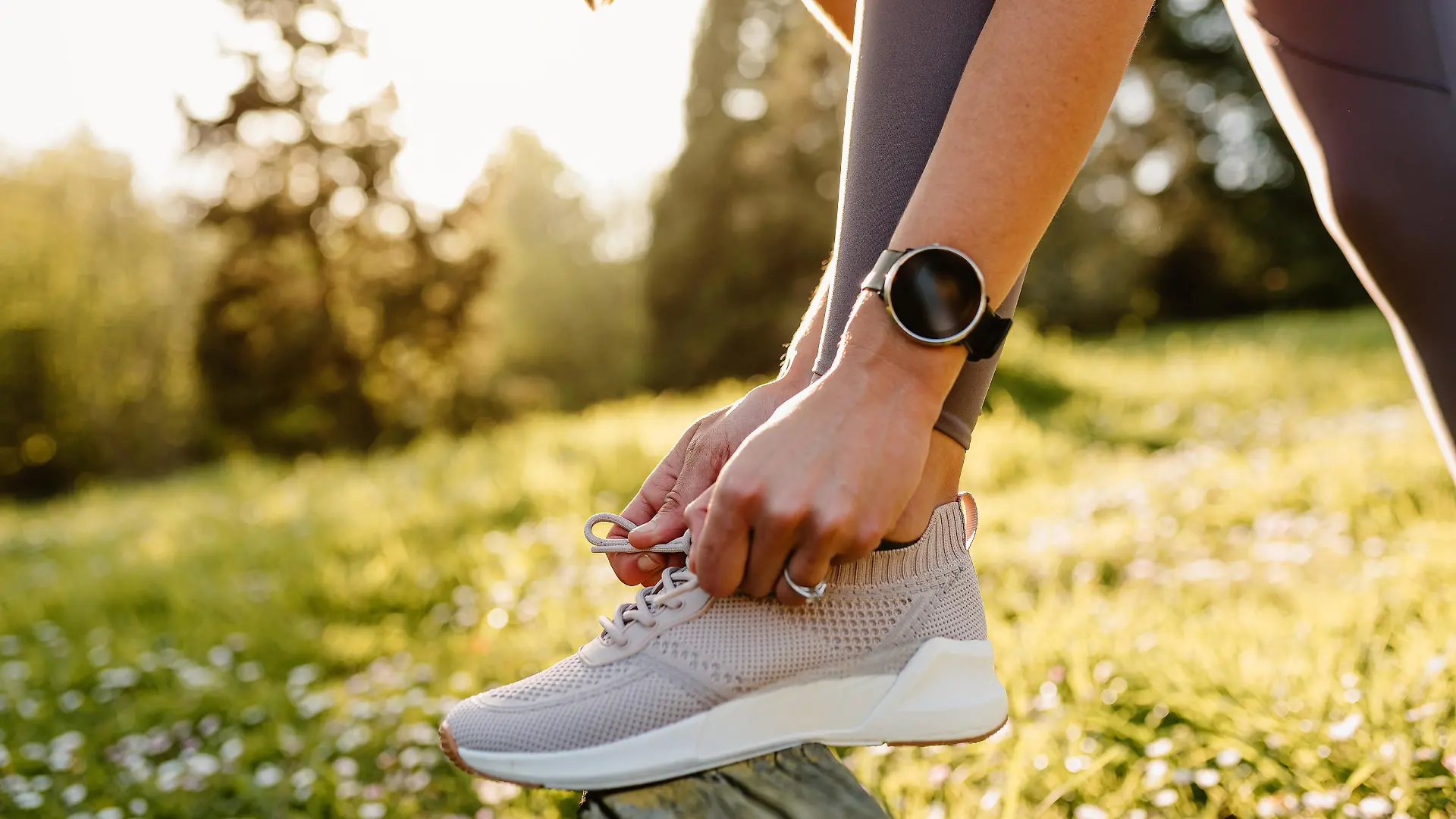 sportschuhe;schnürsenkel;binden;joggerin;Bildverwendung nur mit Urhebervermerk: Addictive Stock/Shotshop/picture alliance. Keine Exlusivverkäufe möglich.