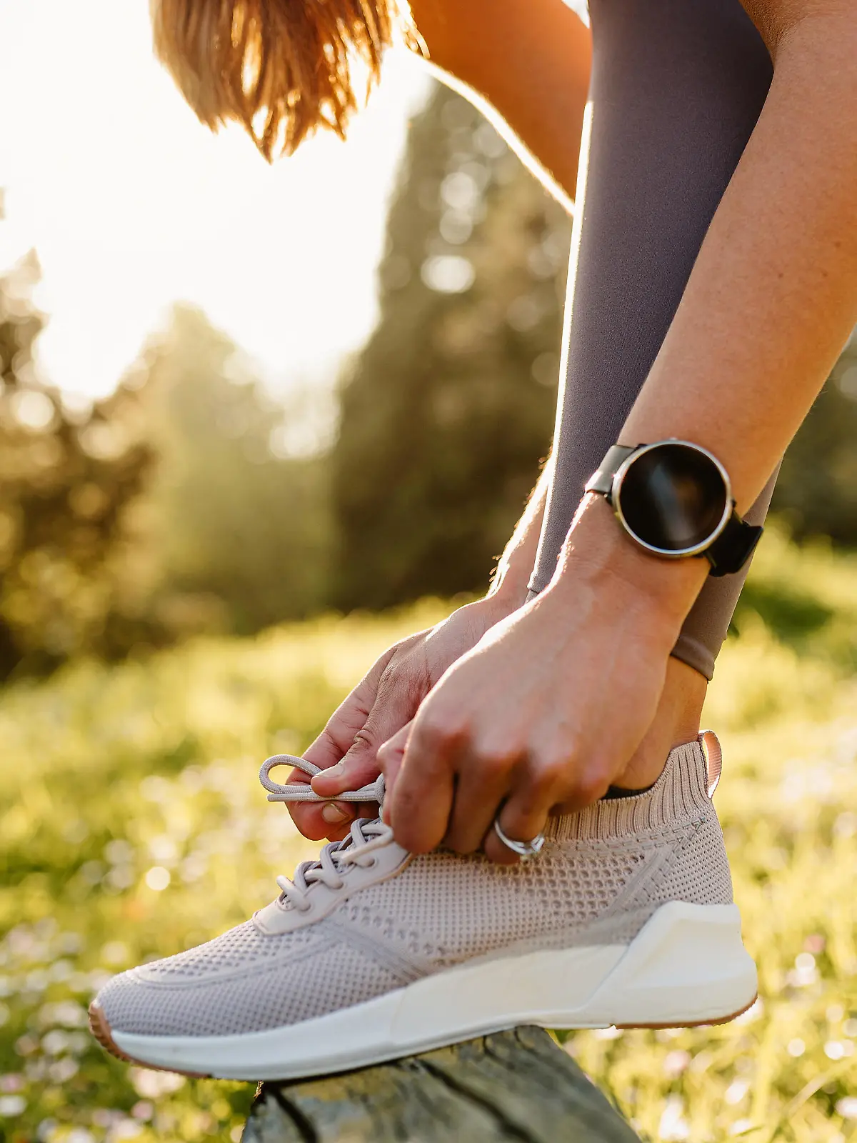 sportschuhe;schnürsenkel;binden;joggerin;Bildverwendung nur mit Urhebervermerk: Addictive Stock/Shotshop/picture alliance. Keine Exlusivverkäufe möglich.