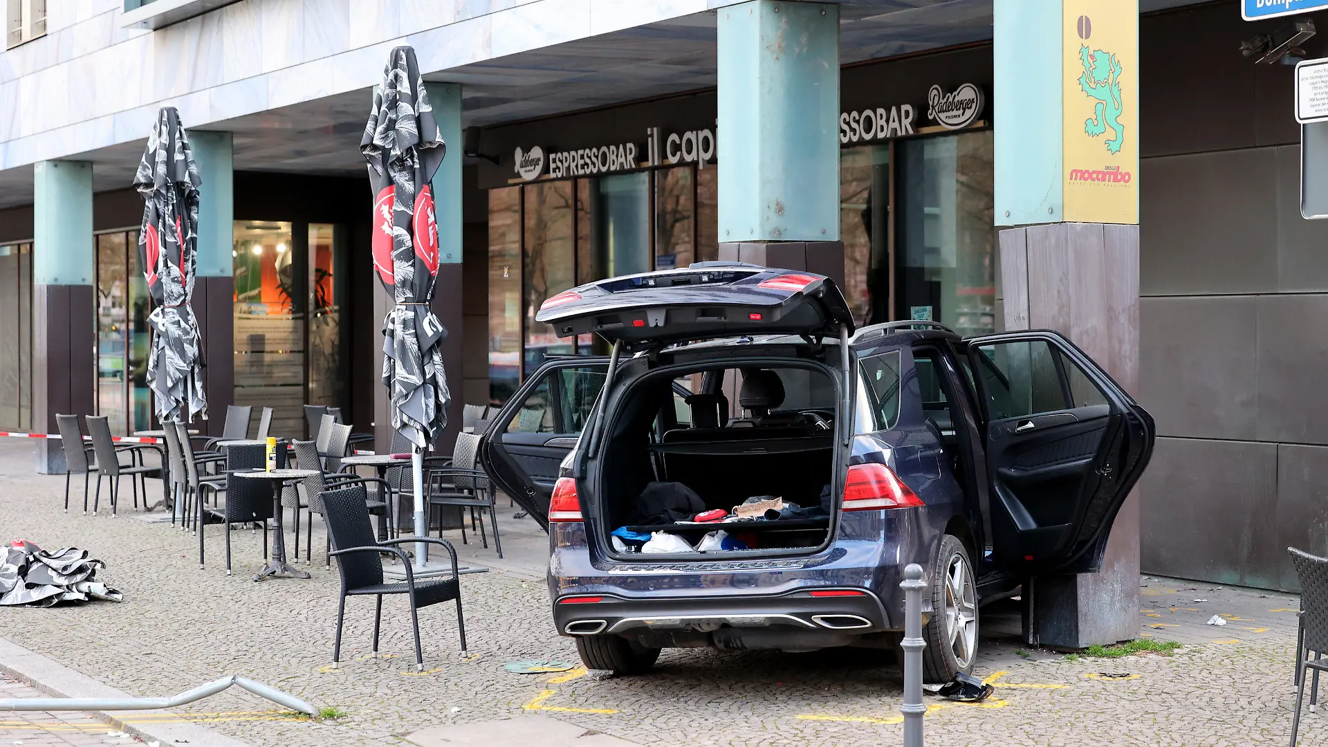 02.04.2024, Sachsen-Anhalt, Magdeburg: Ein Auto steht nach seinem Crash vor dem Cafe-Restaurant "Il Capitello" am Domplatz. Das Auto eines Rentners ist am Dienstagnachmittag in der Magdeburger Innenstadt von der Straße abgekommen und auf die Terrasse des Cafés geraten. Zwei Gäste, die an einem Tisch saßen, wurden verletzt. Der Fahrer, ein 70-Jähriger, habe Bremse und Gaspedal verwechselt. Sein Wagen sei in einer Kurve geradeaus weitergefahren und zwischen zwei Säulen am Außenbereich des Lokals am Domplatz stehen geblieben. Der Unfall werde untersucht. Foto: Peter Gercke/dpa-Zentralbild/dpa +++ dpa-Bildfunk +++