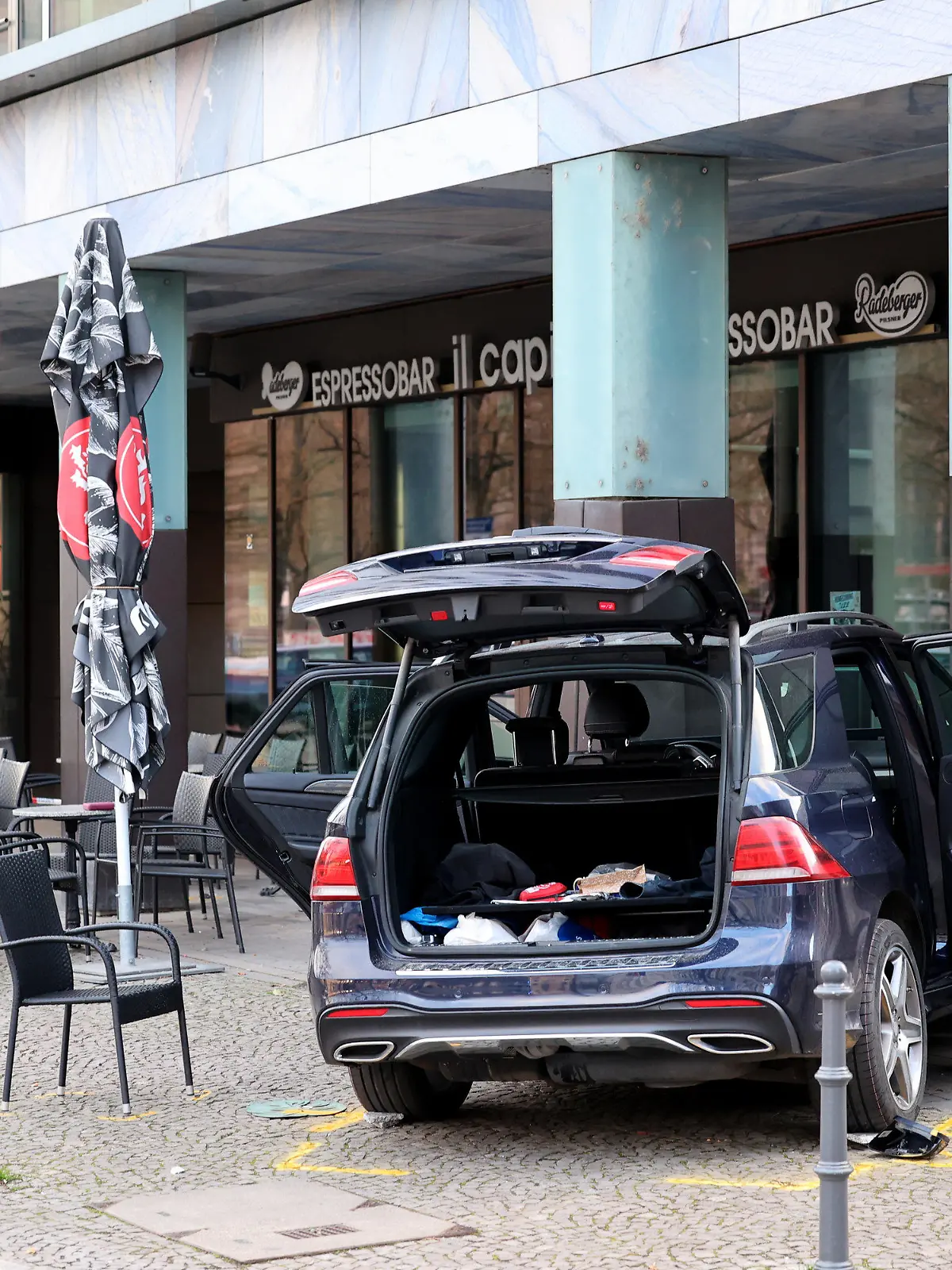 02.04.2024, Sachsen-Anhalt, Magdeburg: Ein Auto steht nach seinem Crash vor dem Cafe-Restaurant "Il Capitello" am Domplatz. Das Auto eines Rentners ist am Dienstagnachmittag in der Magdeburger Innenstadt von der Straße abgekommen und auf die Terrasse des Cafés geraten. Zwei Gäste, die an einem Tisch saßen, wurden verletzt. Der Fahrer, ein 70-Jähriger, habe Bremse und Gaspedal verwechselt. Sein Wagen sei in einer Kurve geradeaus weitergefahren und zwischen zwei Säulen am Außenbereich des Lokals am Domplatz stehen geblieben. Der Unfall werde untersucht. Foto: Peter Gercke/dpa-Zentralbild/dpa +++ dpa-Bildfunk +++