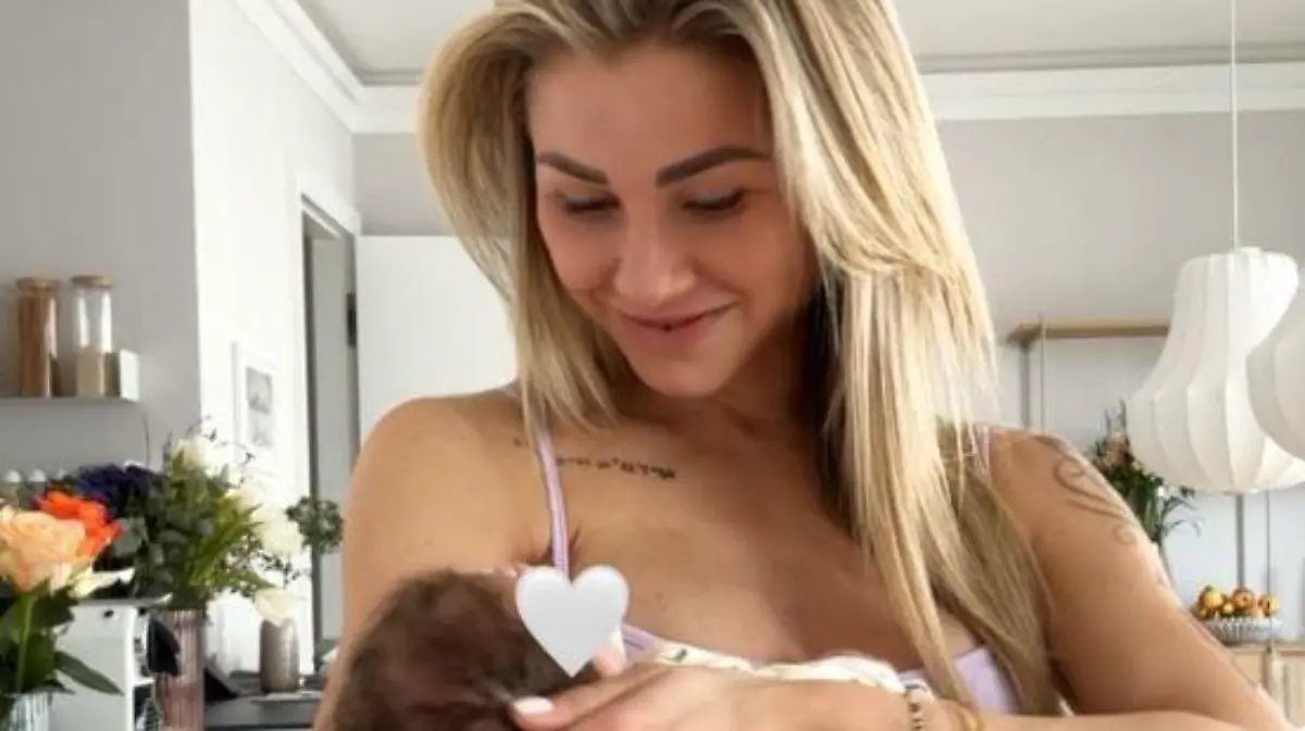 Antonia Elena mit Baby Noah im Arm.