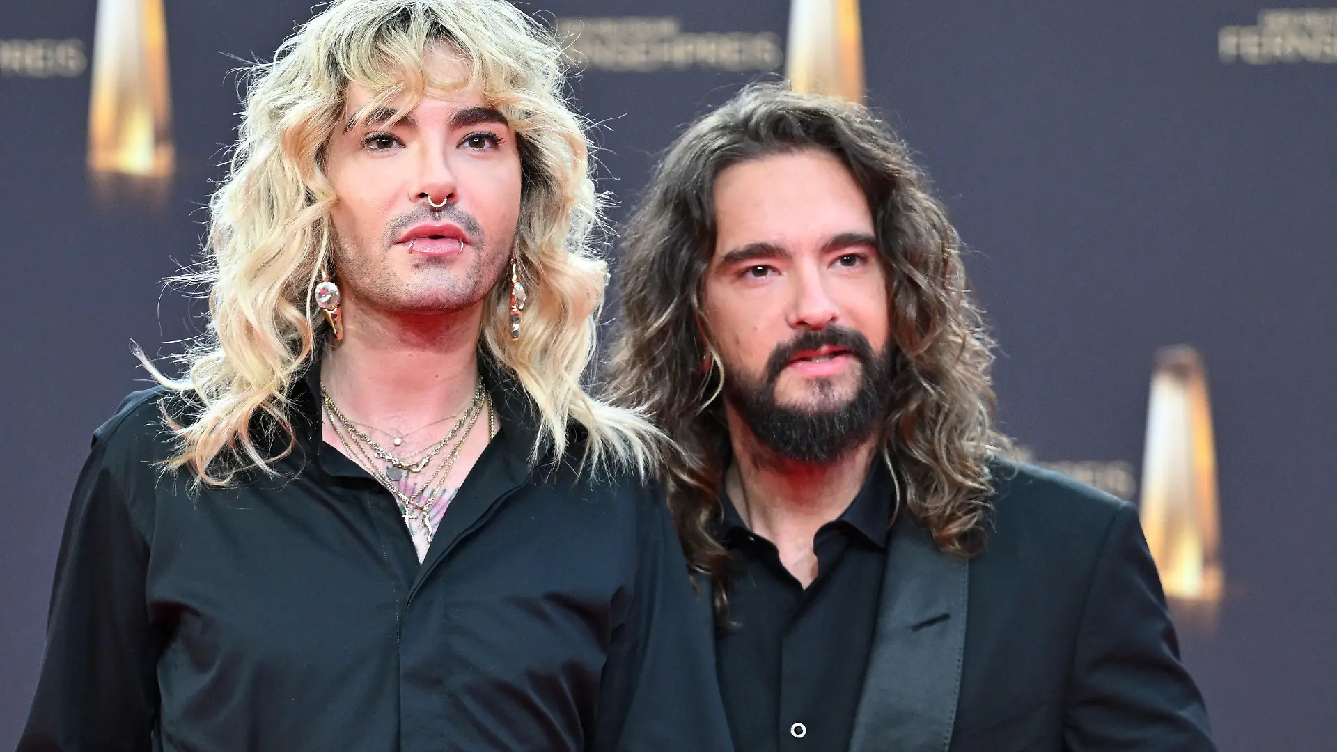 ARCHIV - 28.09.2023, Nordrhein-Westfalen, Köln: Die Musiker Bill Kaulitz (l) und Tom Kaulitz kommen zur Verleihung der Deutschen Fernsehpreise 2023 ins Coloneum.   (zu dpa: «Serie über Bill und Tom Kaulitz bei Netflix») Foto: Henning Kaiser/dpa +++ dpa-Bildfunk +++