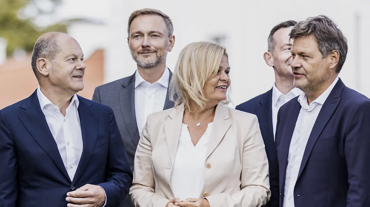  L-R Olaf Scholz SPD, Bundeskanzler, Christian Lindner FDP, Bundesminister der Finanzen, Nancy Faeser SPD, Bundesministerin fuer Inneres und Heimat, Volker Wissing FDP, Bundesminister fuer Verkehr und Digitales, und Robert Habeck Buendnis 90/Die Gruenen, Bundesminister fuer Wirtschaft und Klimaschutz und Vizekanzler, aufgenommen im Rahmen der Kabinettsklausur der Bundesregierung im Schloss Meseberg, 30.08.2022. Meseberg Deutschland *** L R Olaf Scholz SPD , Federal Chancellor, Christian Lindner FDP , Federal Minister of Finance, Nancy Faeser SPD , Federal Minister of the Interior and Homeland, Volker Wissing FDP , Federal Minister of Transport and Digital Affairs, and Robert Habeck Buendnis 90 Die Gruenen , Federal Minister of E Copyright: xFlorianxGaertner/photothek.dex