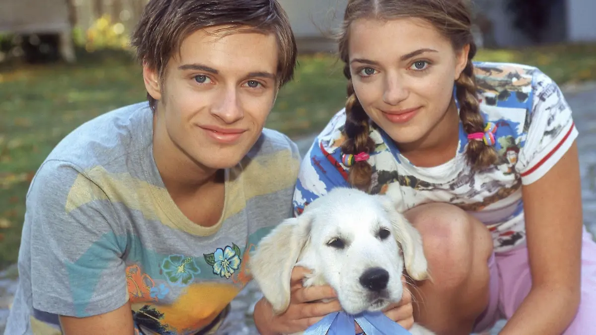 Emily (Anne Menden) und ihr Bruder Philip (Jörn Schlönvoigt) Höfer mit ihrem Hund Gonzo.
+++ Die Verwendung des sendungsbezogenen Materials ist nur mit dem Hinweis und Verlinkung auf RTL+ gestattet. +++