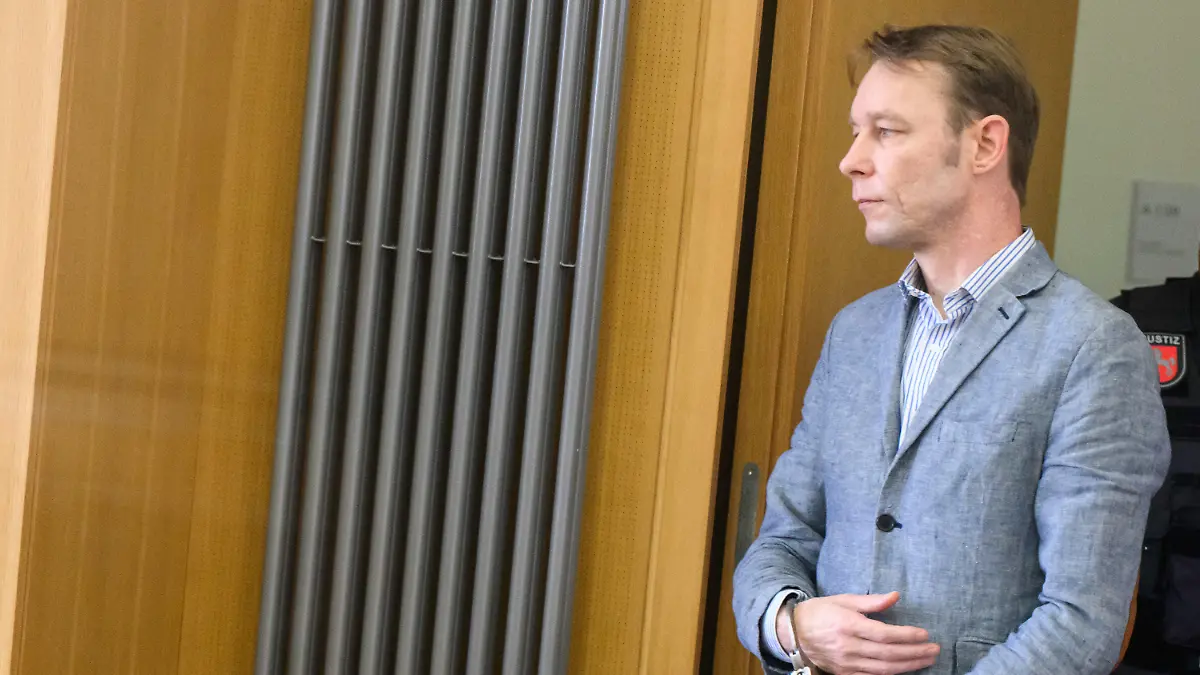 ARCHIV - 14.03.2024, Niedersachsen, Braunschweig: Der Angeklagte Christian B. kommt in den Gerichtssaal im Landgericht Braunschweig. Christian B. werden drei Fälle schwerer Vergewaltigung und zwei Fälle des sexuellen Missbrauchs von Kindern in Portugal vorgeworfen. Ermittler verdächtigen den Deutschen auch im Fall Maddie. (zu dpa: «Wichtiger Zeuge im Prozess gegen Christian B. erwartet») Foto: Julian Stratenschulte/dpa Pool/dpa +++ dpa-Bildfunk +++