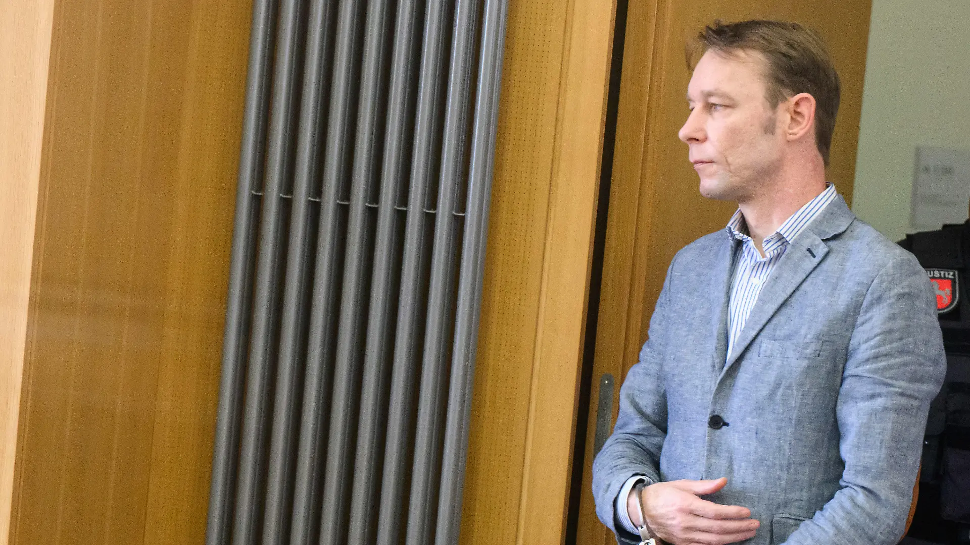 ARCHIV - 14.03.2024, Niedersachsen, Braunschweig: Der Angeklagte Christian B. kommt in den Gerichtssaal im Landgericht Braunschweig. Christian B. werden drei Fälle schwerer Vergewaltigung und zwei Fälle des sexuellen Missbrauchs von Kindern in Portugal vorgeworfen. Ermittler verdächtigen den Deutschen auch im Fall Maddie. (zu dpa: «Wichtiger Zeuge im Prozess gegen Christian B. erwartet») Foto: Julian Stratenschulte/dpa Pool/dpa +++ dpa-Bildfunk +++