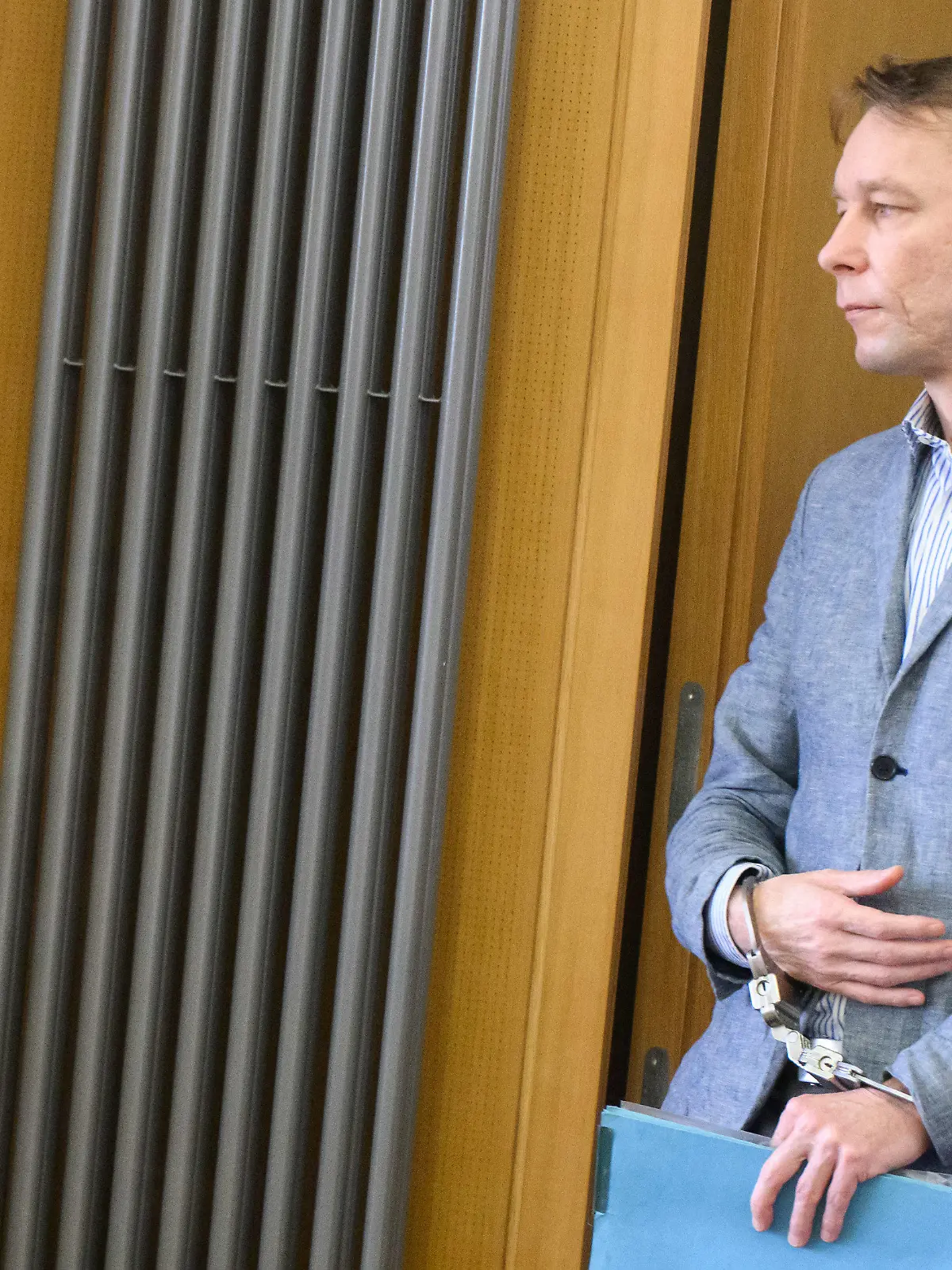 ARCHIV - 14.03.2024, Niedersachsen, Braunschweig: Der Angeklagte Christian B. kommt in den Gerichtssaal im Landgericht Braunschweig. Christian B. werden drei Fälle schwerer Vergewaltigung und zwei Fälle des sexuellen Missbrauchs von Kindern in Portugal vorgeworfen. Ermittler verdächtigen den Deutschen auch im Fall Maddie. (zu dpa: «Wichtiger Zeuge im Prozess gegen Christian B. erwartet») Foto: Julian Stratenschulte/dpa Pool/dpa +++ dpa-Bildfunk +++