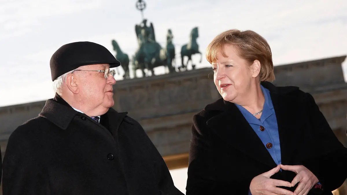  Michail Gorbatschow, Angela Merkel bei der Ausstellung - Aus dem Familienalbum - im Berliner Museum - The Kennedys - am Brandenburger Tor in Berlin. *** Mikhail Gorbachev, Angela Merkel at the exhibition From the Family Album in the Berlin Museum The Kennedys at the Brandenburg Gate in Berlin Copyright: xEventpressxRadkex