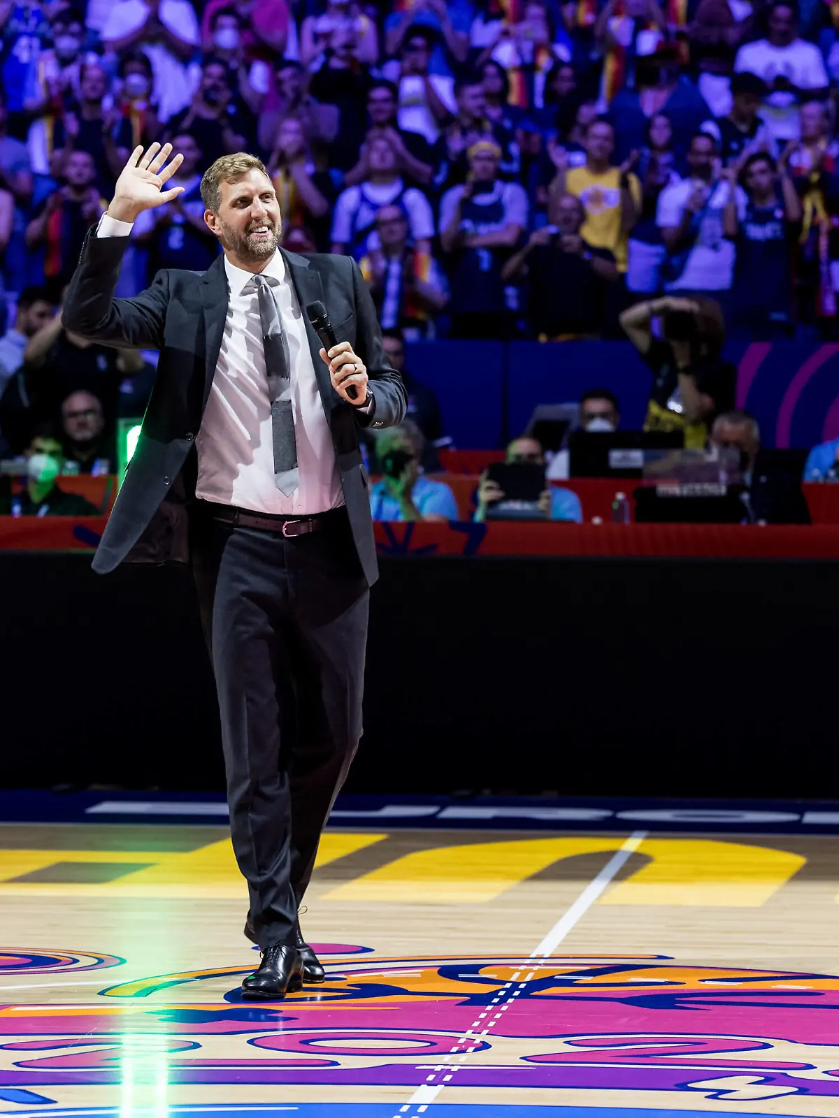  FIBA EUROBASKET, Trikotzeremonie Dirk Nowitzki 01.09.2022 Dirk Nowitzki winkt FIBA EUROBASKET, Trikotzeremonie Dirk Nowitzki, Koeln, LANXESSarena *** FIBA EUROBASKET, jersey ceremony Dirk Nowitzki 01 09 2022 Dirk Nowitzki waves FIBA EUROBASKET, jersey ceremony Dirk Nowitzki, Cologne, LANXESSarena Copyright: xBEAUTIFULxSPORTS/Wunderlx