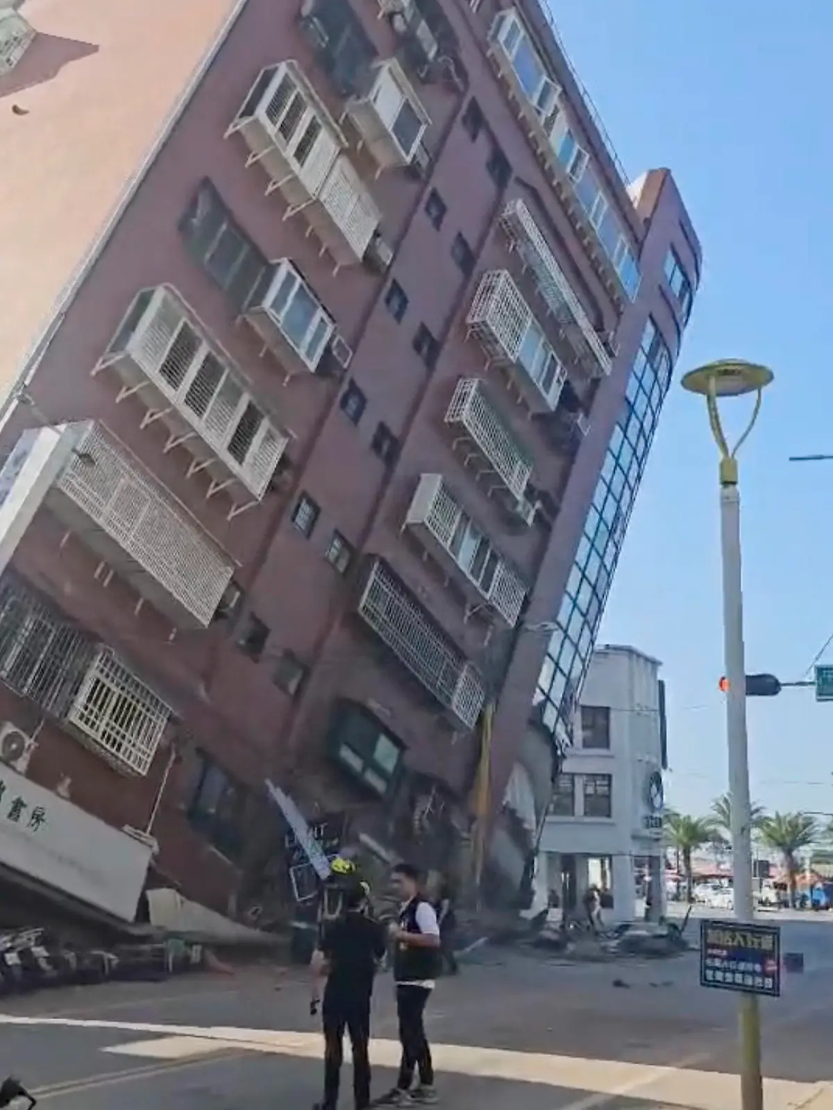 dpatopbilder - 03.04.2024, Taiwan, Hualien: Auf diesem Bild aus einem Video des Fernsehsenders TVBS ist ein teilweise eingestürztes Gebäude in Hualien im Osten Taiwans zu sehen. Ein starkes Erdbeben hat am frühen Mittwoch die gesamte Insel Taiwan erschüttert, Gebäude in einer Stadt zum Einsturz gebracht und einen Tsunami ausgelöst, der japanische Inseln anschwemmte. Foto: -/TVBS via AP/dpa - ACHTUNG: Nur zur redaktionellen Verwendung und nur mit vollständiger Nennung des vorstehenden Credits +++ dpa-Bildfunk +++