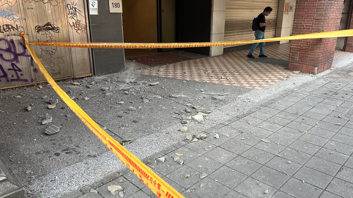 (240403) -- TAIPEI, April 3, 2024 (action press/Xinhua) -- This photo taken on April 3, 2024 shows fallen tiles of a damaged building in Taipei, southeast China's Taiwan. A 7.3-magnitude earthquake jolted the sea area near Hualien of China's Taiwan at 7:58 a.m. Wednesday (Beijing Time), according to the China Earthquake Networks Center (CENC).
The epicenter was monitored at 23.81 degrees north latitude and 121.74 degrees east longitude, at a depth of 12 km, said a report issued by the CENC. (action press/Xinhua/Qi Fei) / action press