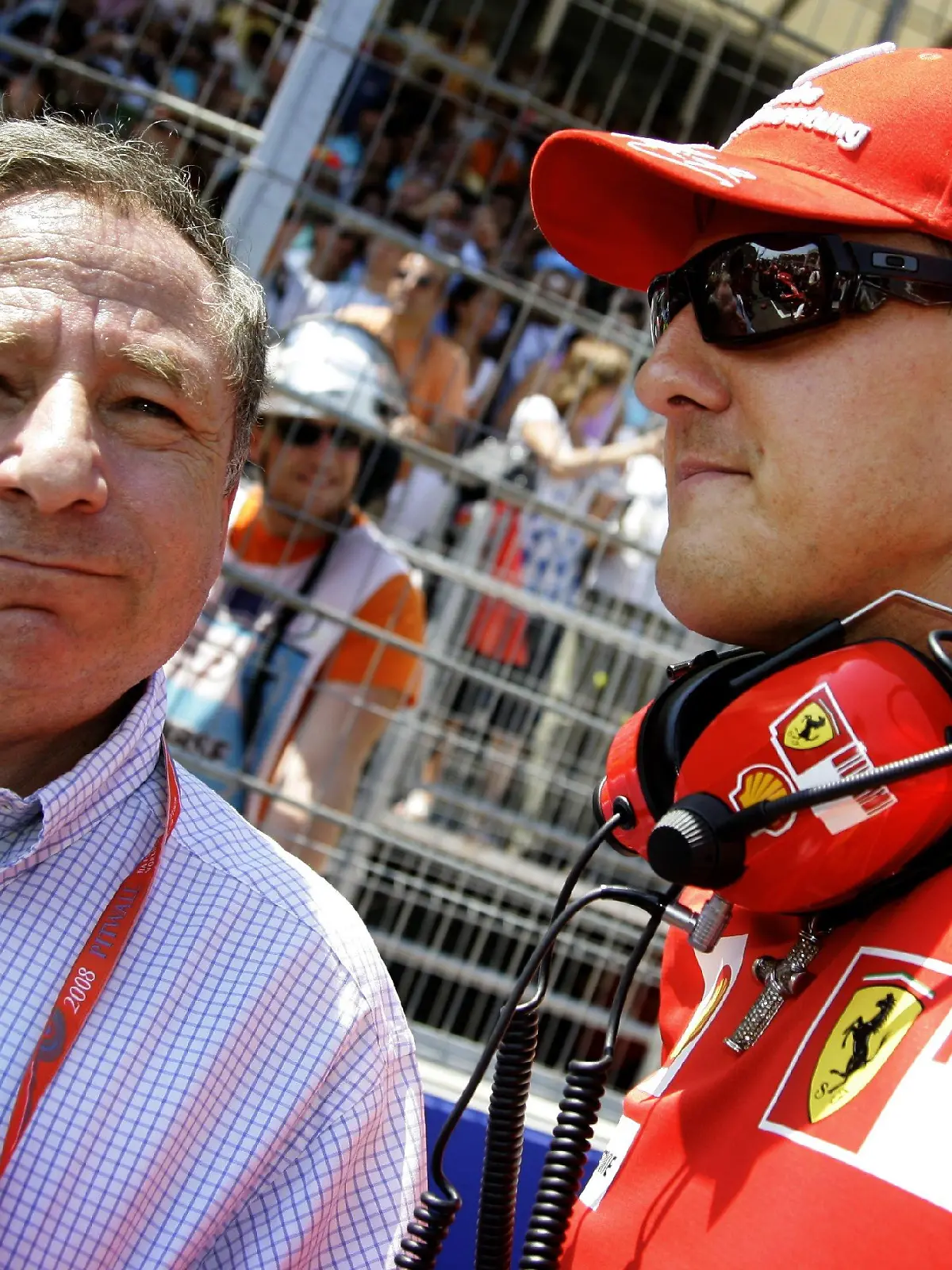 ARCHIV - Der ehemalige Formel-1-Fahrer Michael Schumacher (r) und Jean Todt, Teamchef von Ferrari, aufgenommen beim GP Spanien in Valencia (Archivfoto vom 24.08.2008). Formel-1-Rekordweltmeister Michael Schumacher hat seine Unterstützung für Jean Todt als neuen Präsidenten des Internationalen Automobilverbandes FIA verstärkt. Schumacher empfahl in einem persönlichen Brief an alle Präsidenten der nationalen FIA-Verbände die Wahl seines Freundes und früheren Teamchefs bei Ferrari. Foto: Felix Heyder (zu dpa 0660 vom 14.10.2009) +++(c) dpa - Bildfunk+++