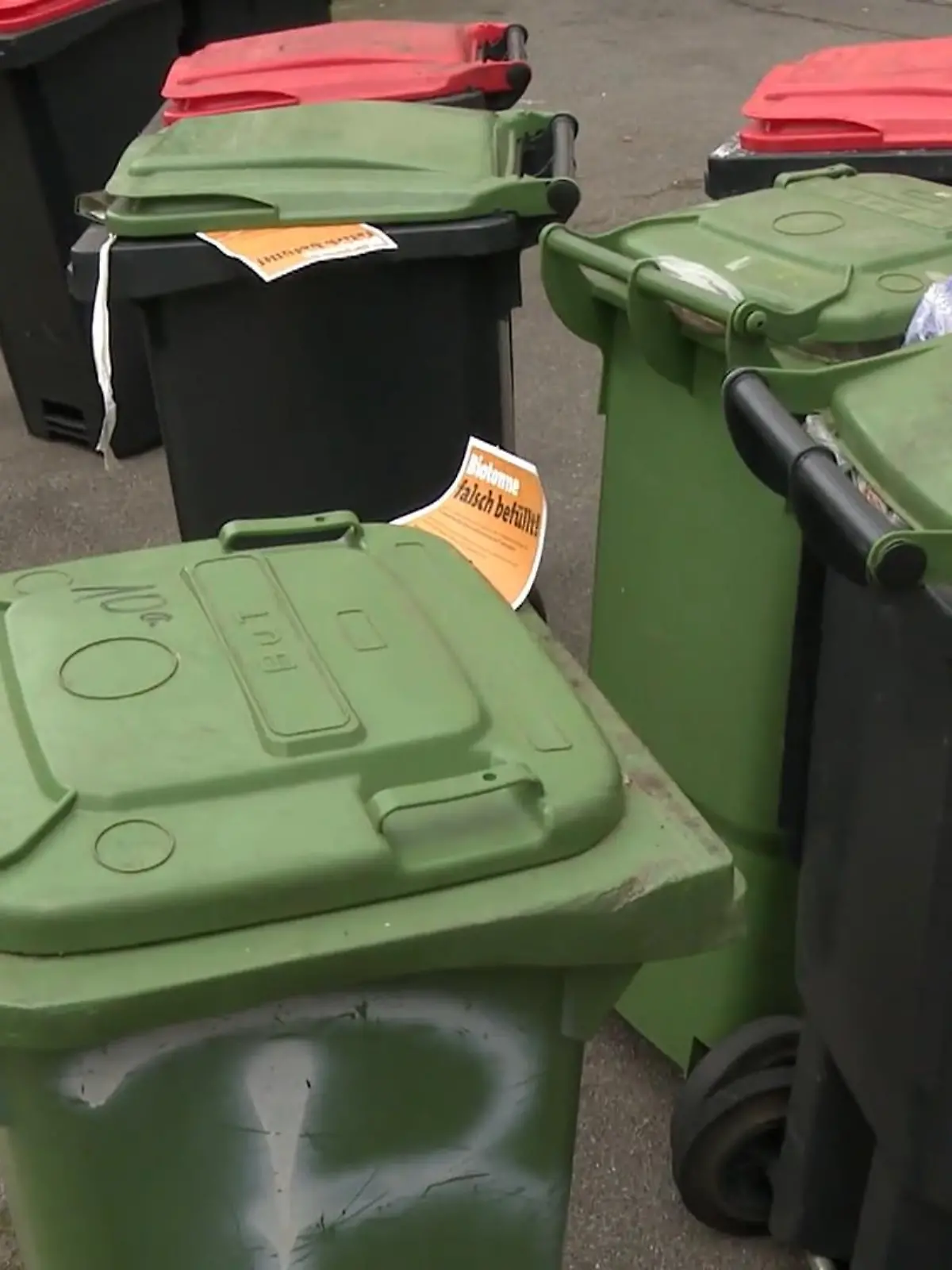 Mehr als 90 Prozent der Bioabfälle in Aachen seien nicht richtig sortiert.

Die Stadt muss deswegen für die Entsorgung mehr bezahlen. Jetzt wird kontrolliert! Liegen Plastiktüten, Windeln, Milchtüten oder anderer falsch entsorgter Müll in der Tonne, bleibt sie ab sofort am Straßenrand stehen.