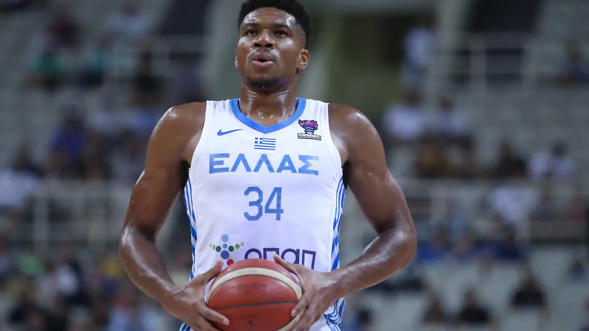 Basketball Akropolis Turnier 2022 Olympiahalle Athen, 17.08.2022 Polen - Griechenland 101:78 Giannis Antetokounmpo Griechenland konzentriert beim Freiwurf Polen - Griechenland *** Basketball Acropolis Tournament 2022 Olympic Hall Athens, 17 08 2022 Poland Greece 101 78 Giannis Antetokounmpo Greece concentrated during free throw Poland Greece PUBLICATIONxNOTxINxGRE ANE5659996