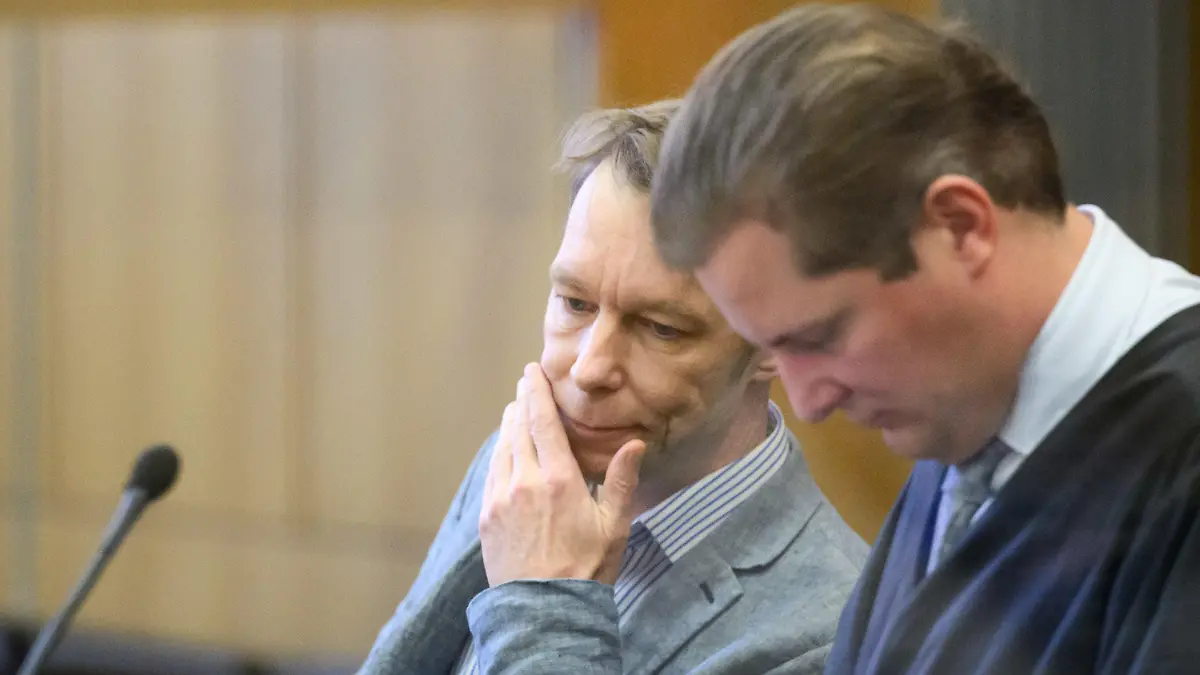 03.04.2024, Niedersachsen, Braunschweig: Der Angeklagte Christian B. (l) sitzt im Gerichtssaal im Landgericht Braunschweig neben seinem Anwalt Friedrich Fülscher. Christian B. werden drei Fälle schwerer Vergewaltigung und zwei Fälle des sexuellen Missbrauchs von Kindern in Portugal vorgeworfen. Ermittler verdächtigen den Deutschen auch im Fall Maddie. Foto: Julian Stratenschulte/dpa Pool/dpa +++ dpa-Bildfunk +++
