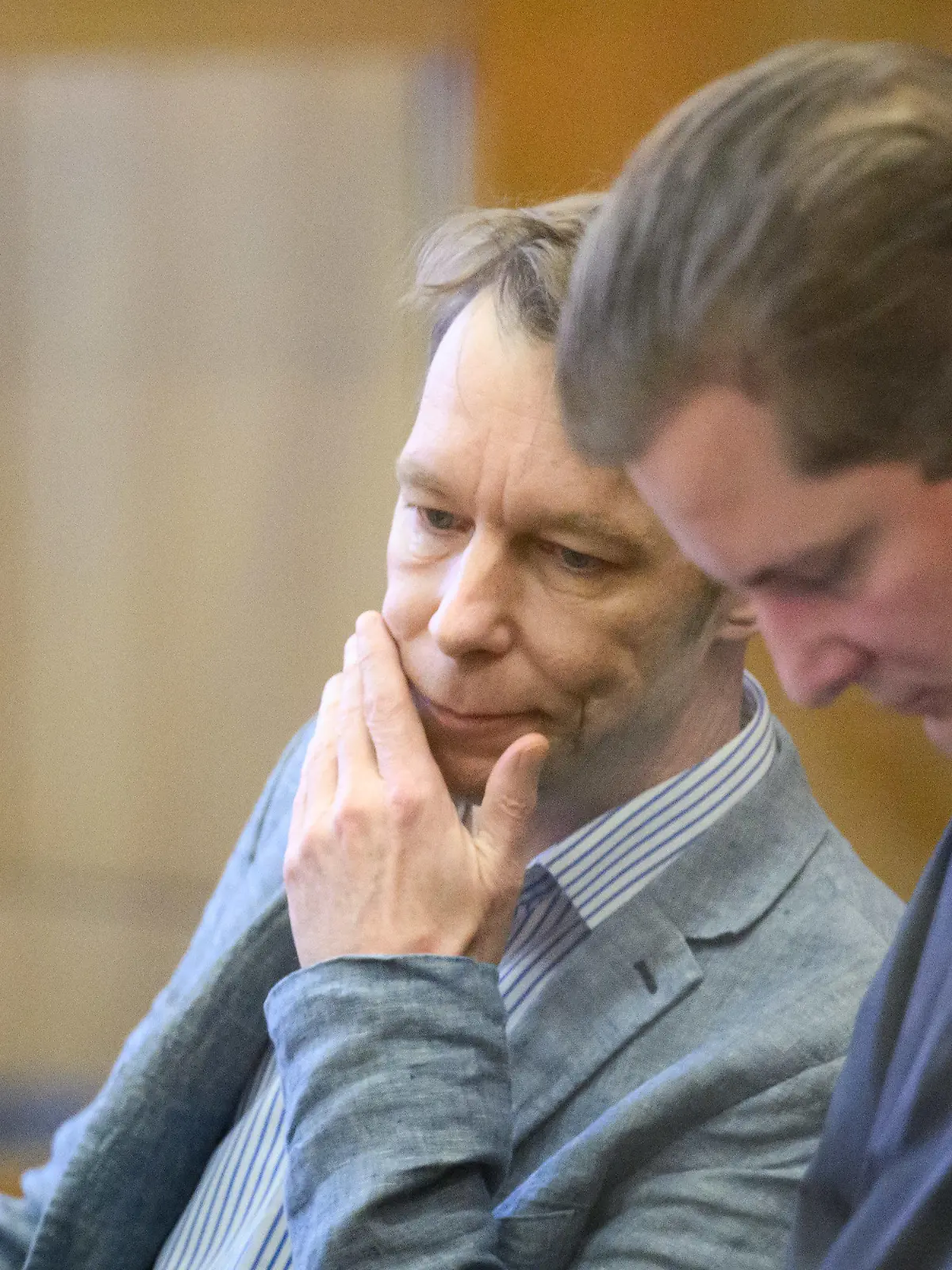 03.04.2024, Niedersachsen, Braunschweig: Der Angeklagte Christian B. (l) sitzt im Gerichtssaal im Landgericht Braunschweig neben seinem Anwalt Friedrich Fülscher. Christian B. werden drei Fälle schwerer Vergewaltigung und zwei Fälle des sexuellen Missbrauchs von Kindern in Portugal vorgeworfen. Ermittler verdächtigen den Deutschen auch im Fall Maddie. Foto: Julian Stratenschulte/dpa Pool/dpa +++ dpa-Bildfunk +++