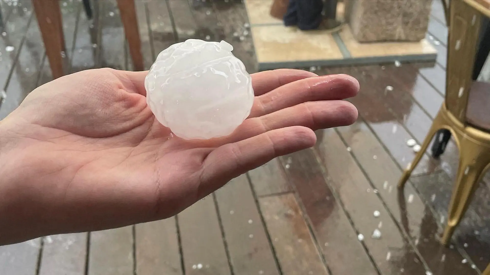 A person holds up a hailstone during a hailstorm in Girona, Spain August 30, 2022. Sicus Carbonell via REUTERS THIS IMAGE HAS BEEN SUPPLIED BY A THIRD PARTY. MANDATORY CREDIT. NO RESALES. NO ARCHIVES.