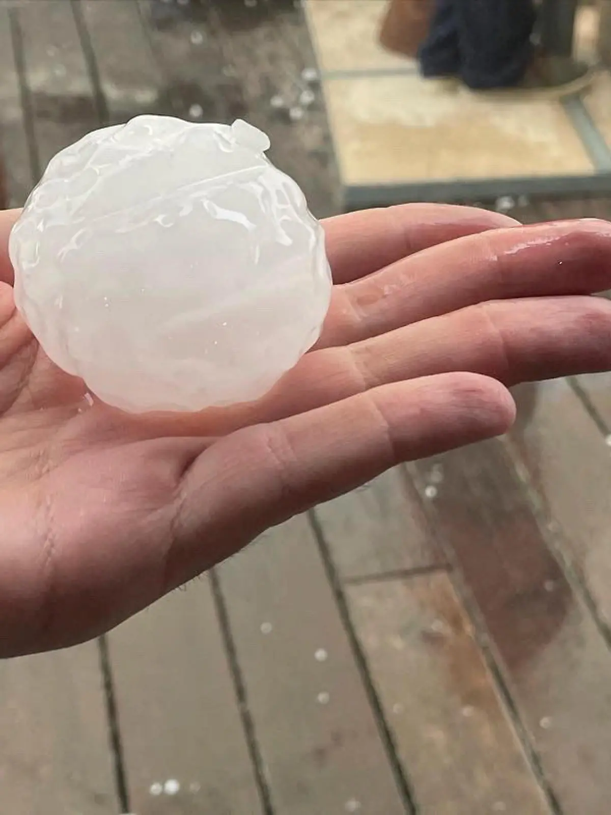 A person holds up a hailstone during a hailstorm in Girona, Spain August 30, 2022. Sicus Carbonell via REUTERS  THIS IMAGE HAS BEEN SUPPLIED BY A THIRD PARTY. MANDATORY CREDIT. NO RESALES. NO ARCHIVES.