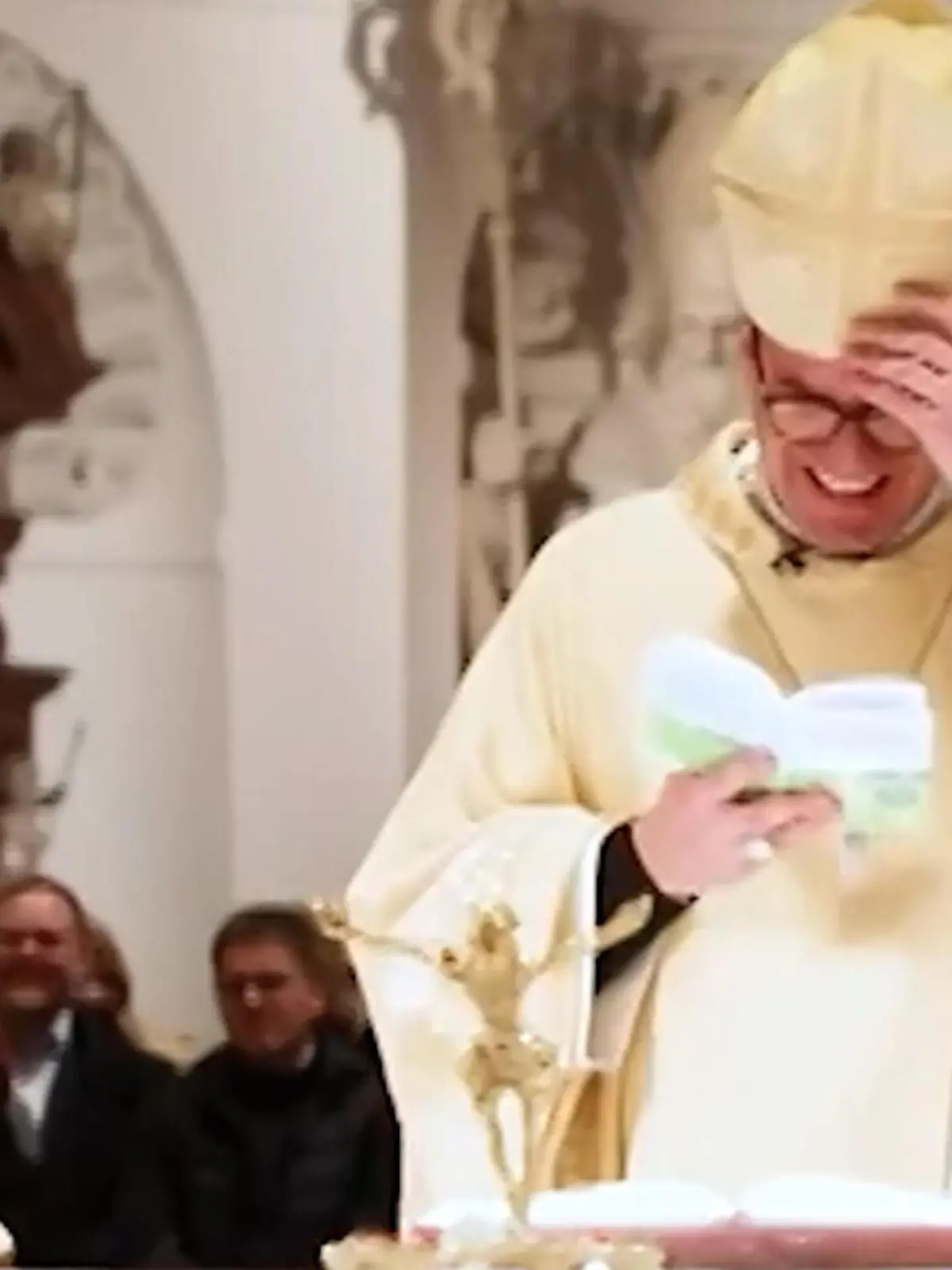 In der Kirche wird eigentlich gepredigt und gebetet und es geht, ohne es ankreidend zu meinen, doch eher sachlich und weniger amüsant zu. Beim Ostergottesdienst in Passau ist das jedoch ganz anders. Da wird es auf einmal so witzig, dass selbst der Bischof Tränen lacht!