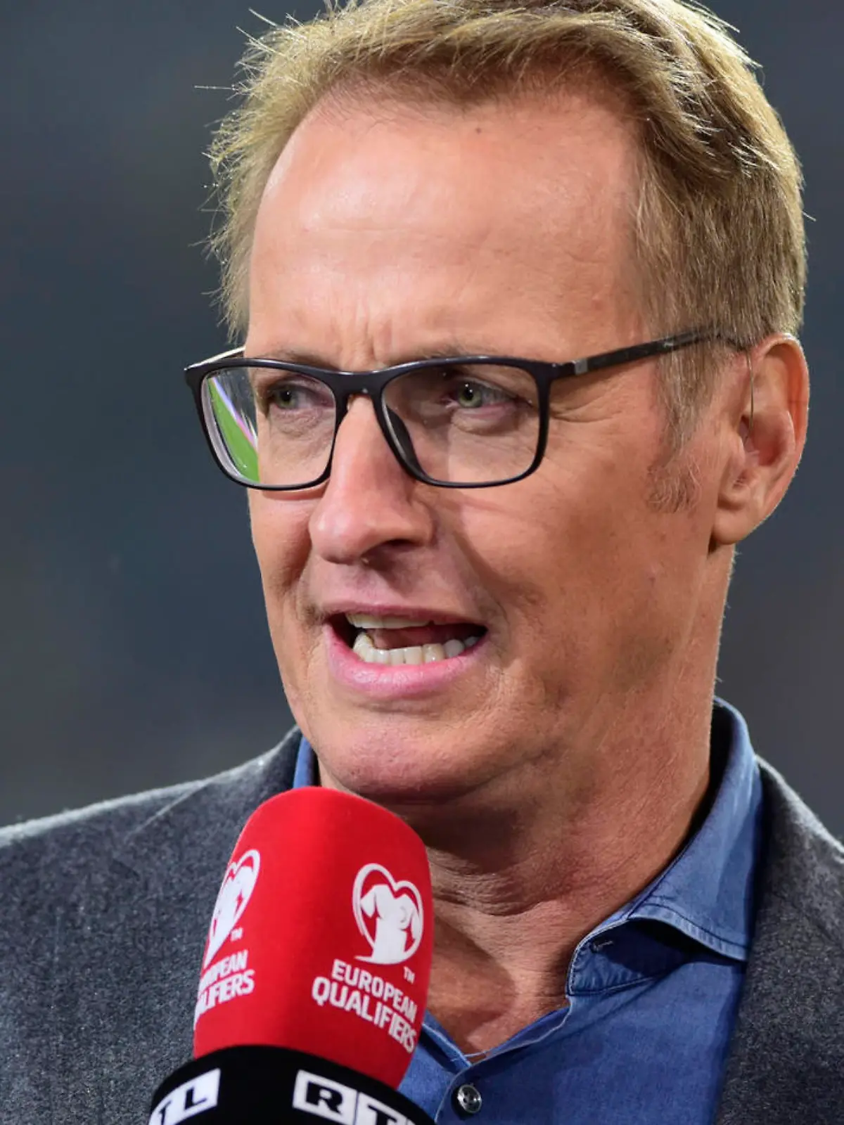 RTL-Moderatur Florian König während der Moderation eines European Qualifier Spiels der Deutschen Fußball Nationalmannschaft hält ein Mikrofon in der Hand
