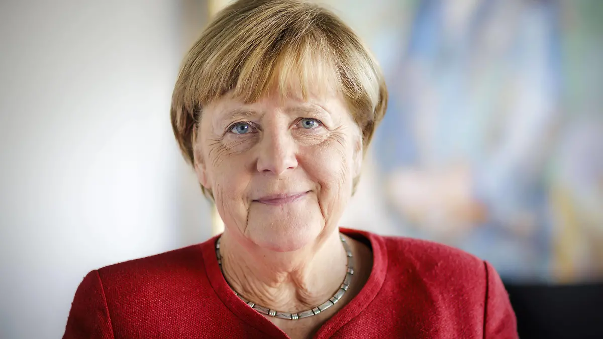 Bundeskanzlerin a.D. Angela Merkel posiert in ihrem Buero fuer ein Foto. Berlin, 15.06.2022 Berlin Deutschland *** German Chancellor a D Angela Merkel poses in her office for a photo Berlin, 15 06 2022 Berlin Germany Copyright: xThomasxTrutschel/photothek.dex