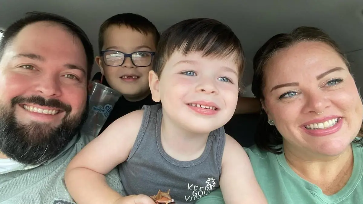 Eltern mit ihrem Sohn machen ein Selfie im Auto.