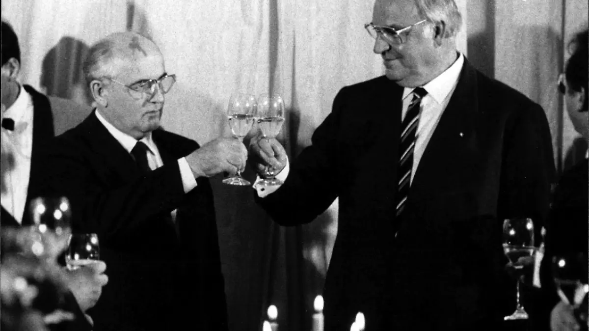  Helmut Kohl und Michail Gorbatschow Bundeskanzler Helmut Kohl und der sowjetische Staatspräsident Michail Gorbatschow., Copyright: UnitedxArchivesxSvenxSimon Nur redaktionelle Nutzung. Editorial usage only. UnitedArchivesIMS_3331633F EDITORIAL USE ONLY
