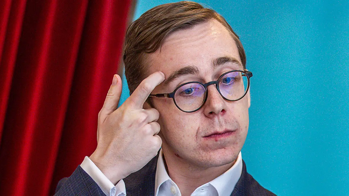 03.04.2024, Mecklenburg-Vorpommern, Schwerin: Der Bundestagsabgeordnete Philipp Amthor (CDU) beantwortet bei einer Pressekonferenz die Fragen von Medienvertretern. Amthor soll CDU-Generalsekretär in Mecklenburg-Vorpommern werden. Er werde Amthor für das Amt des Generalsekretärs vorschlagen, kündigte der designierte Landesparteichef Peters in Schwerin an. Foto: Jens Büttner/dpa +++ dpa-Bildfunk +++