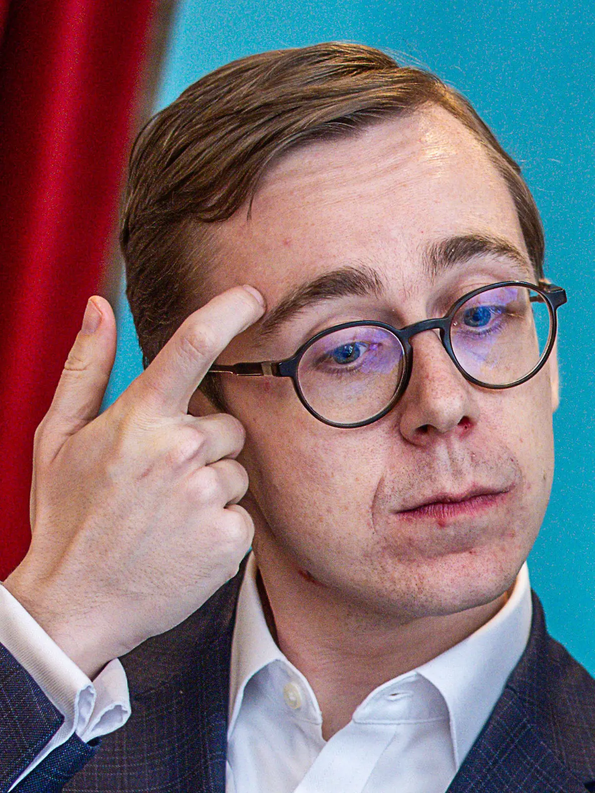03.04.2024, Mecklenburg-Vorpommern, Schwerin: Der Bundestagsabgeordnete Philipp Amthor (CDU) beantwortet bei einer Pressekonferenz die Fragen von Medienvertretern. Amthor soll CDU-Generalsekretär in Mecklenburg-Vorpommern werden. Er werde Amthor für das Amt des Generalsekretärs vorschlagen, kündigte der designierte Landesparteichef Peters in Schwerin an. Foto: Jens Büttner/dpa +++ dpa-Bildfunk +++