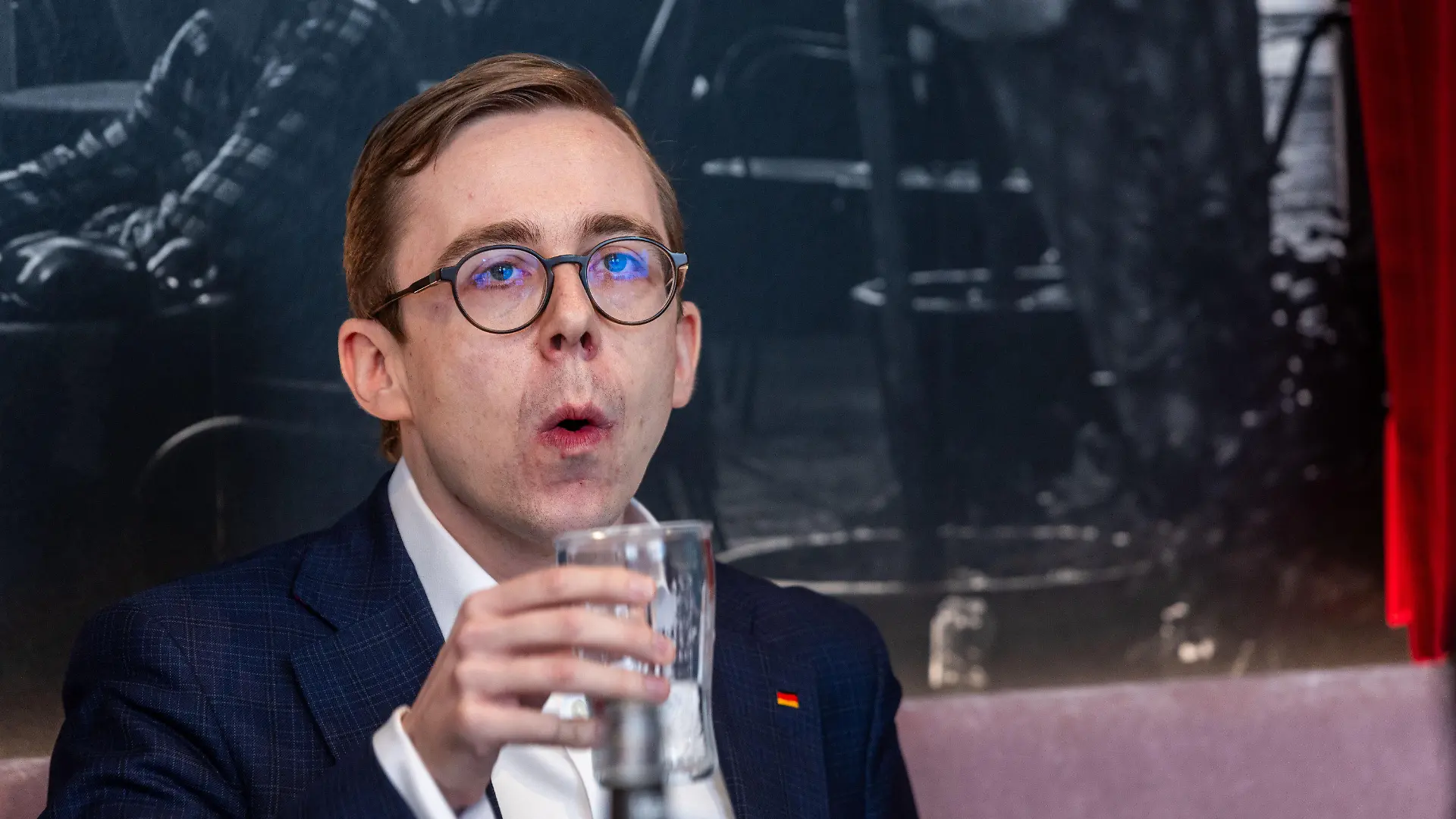 03.04.2024, Mecklenburg-Vorpommern, Schwerin: Der Bundestagsabgeordnete Philipp Amthor (CDU) trinkt nach einem Schwächeanfall bei einer Pressekonferenz ein Glas Wasser. Amthor soll CDU-Generalsekretär in Mecklenburg-Vorpommern werden. Er werde Amthor für das Amt des Generalsekretärs vorschlagen, kündigte der designierte Landesparteichef Peters in Schwerin an. Foto: Jens Büttner/dpa +++ dpa-Bildfunk +++